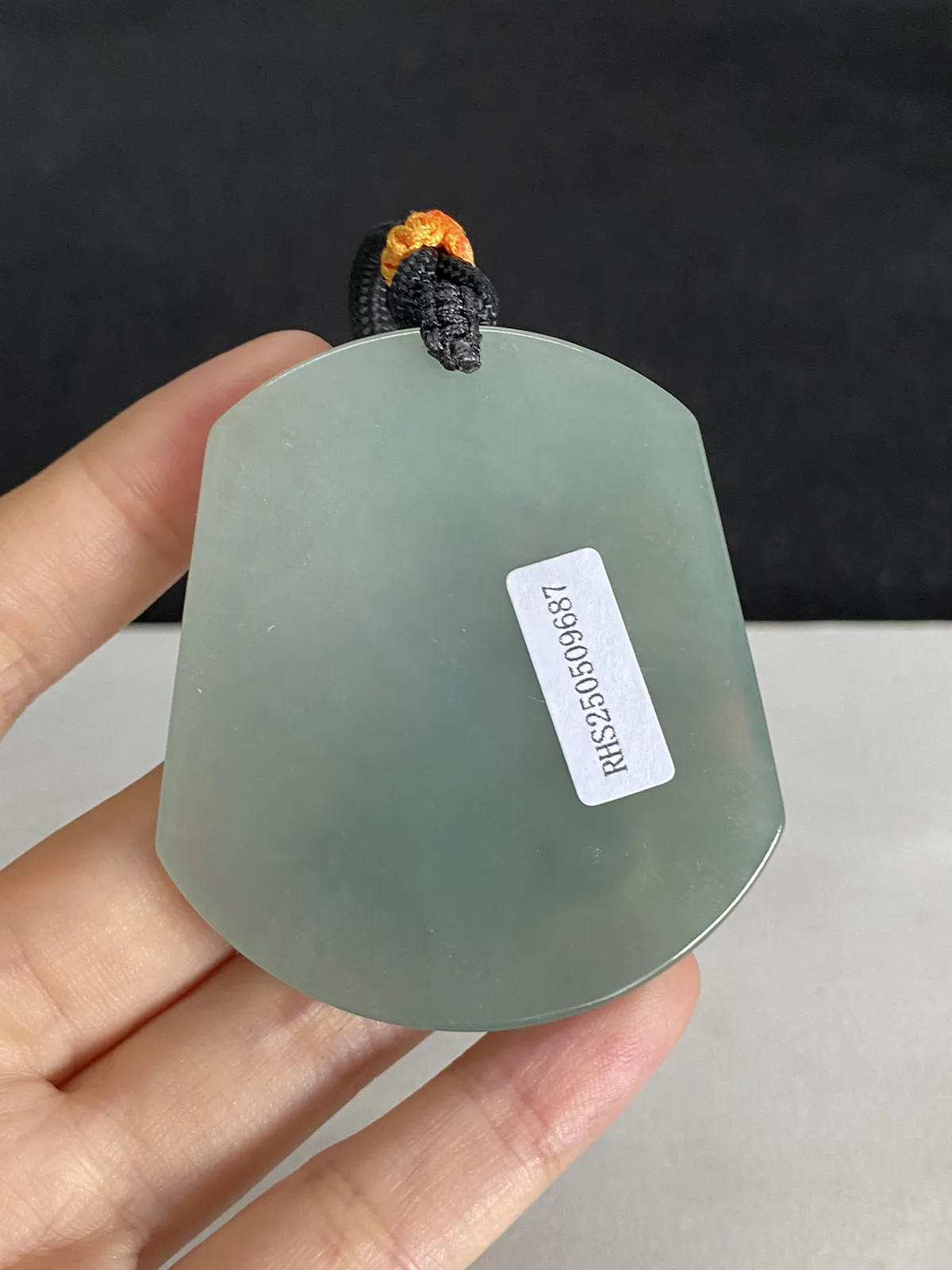 翡翠冰糯种淡绿色吊坠，配珠未测