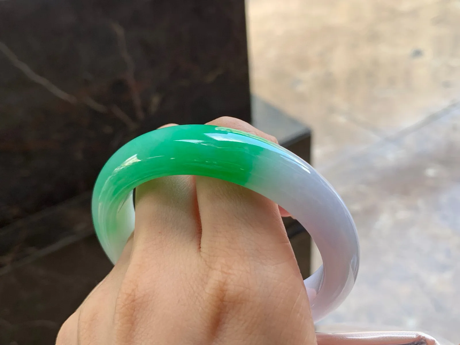 阳绿手镯
细腻56.6/13.5/8.8mm