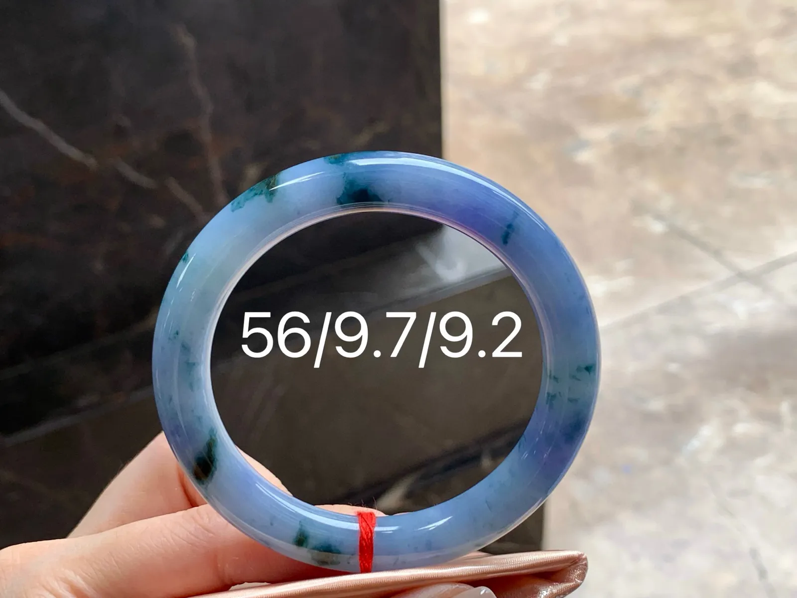 紫罗兰飘花圆条手镯
细腻独特 56/9.7/9.2mm