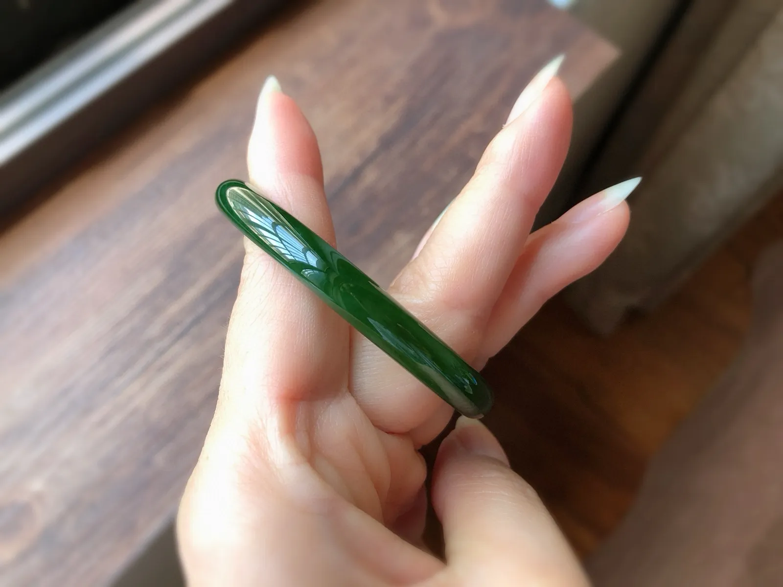 圈口52.6 天然和田玉 碧玉手镯，超美辣绿美人条，精品老坑料，质地温润， 尺寸7.3*6.6
