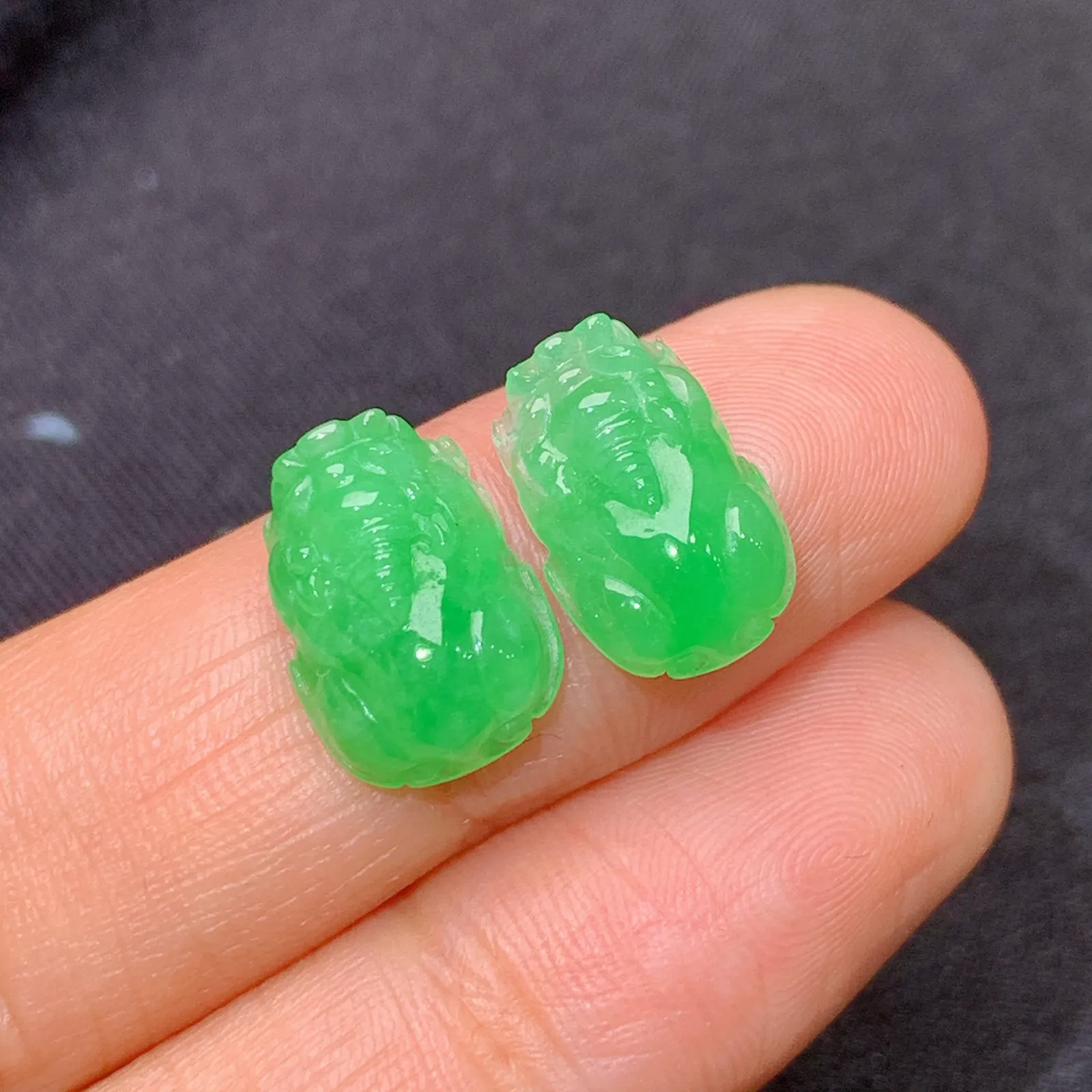 阳绿貔貅一对，镶嵌佳品，冰润色阳，种水足 尺寸12.2*8.9*4.2
