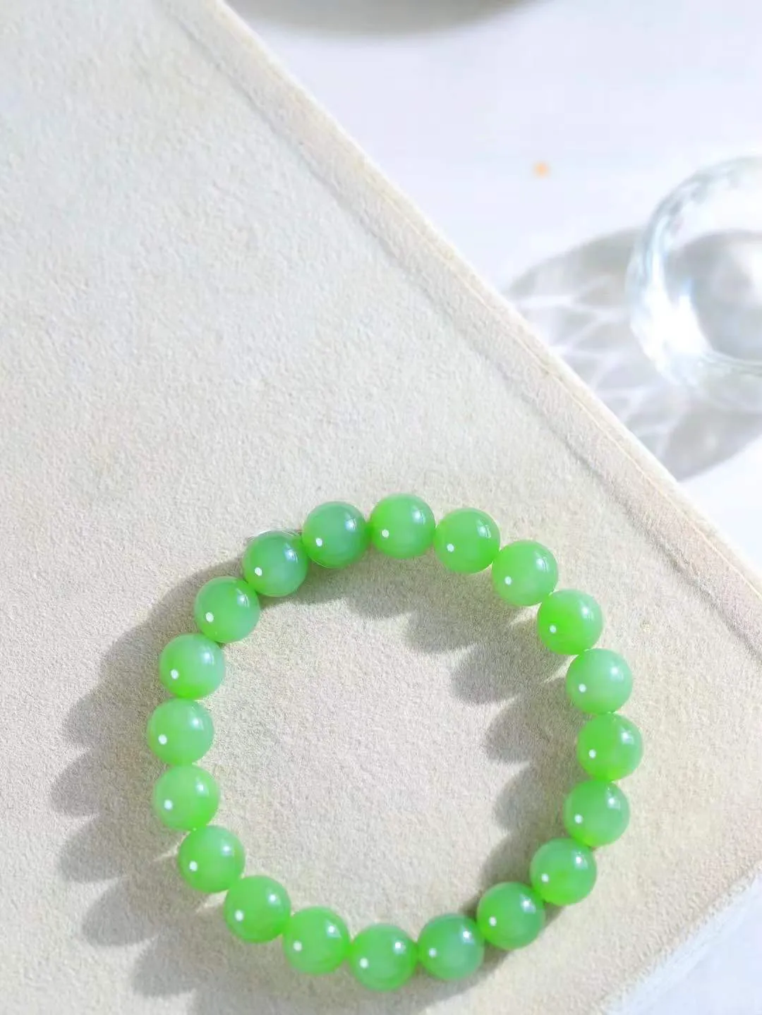 【腕间雅致.手串】

精品和田玉碧玉圆珠手串，玉质温润，光泽柔和。佩戴它，仿佛将大自然的灵气凝聚于腕间，展现低调奢华的高端品味。重26克  尺寸取一9.4mm  8070365T