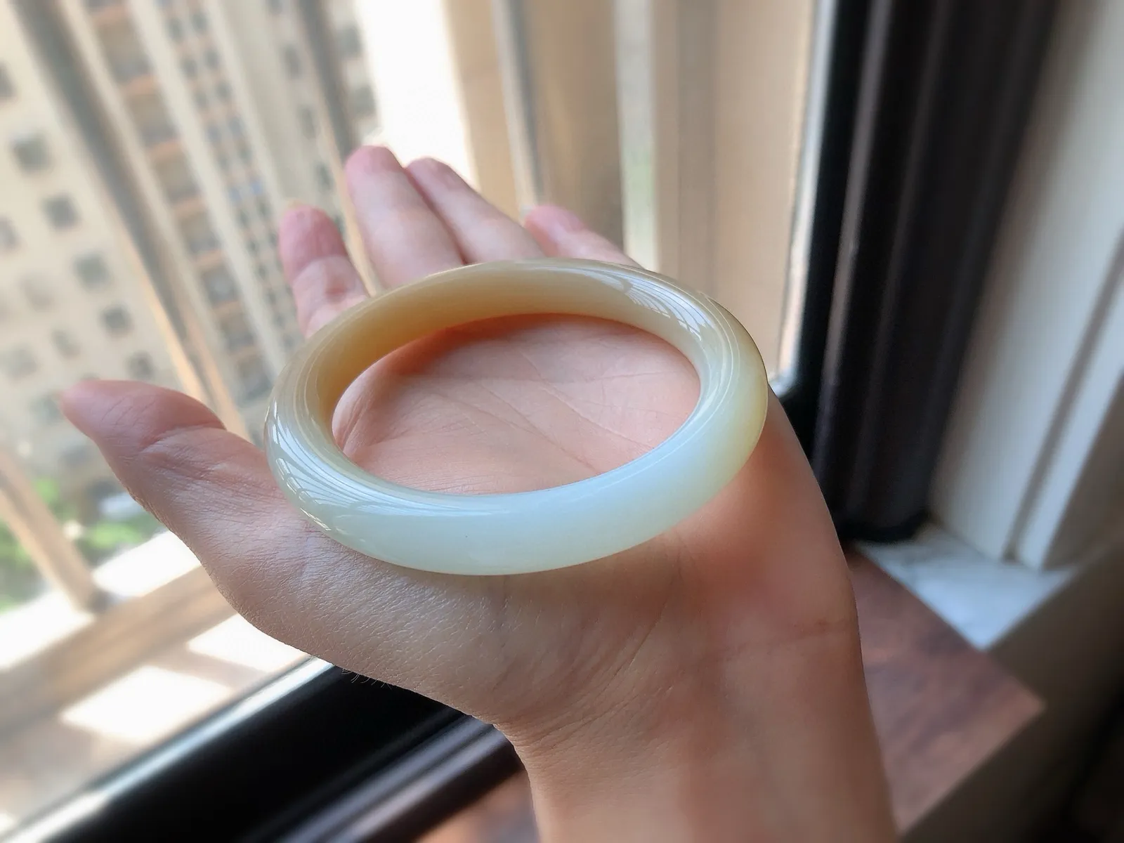圈口57.5 天然和田玉糖白玉镯，老坑料尺寸10.2*10.2   脂粉细腻，料子油润，过度自然，收