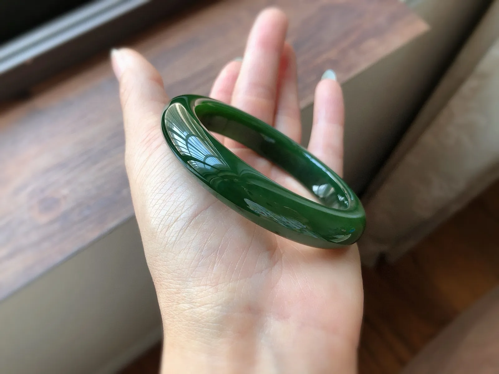 圈口57    尺寸12.3*9.1，天然和田玉 碧玉手镯，超美菠菜绿，辣绿色，质地温润，色泽均匀