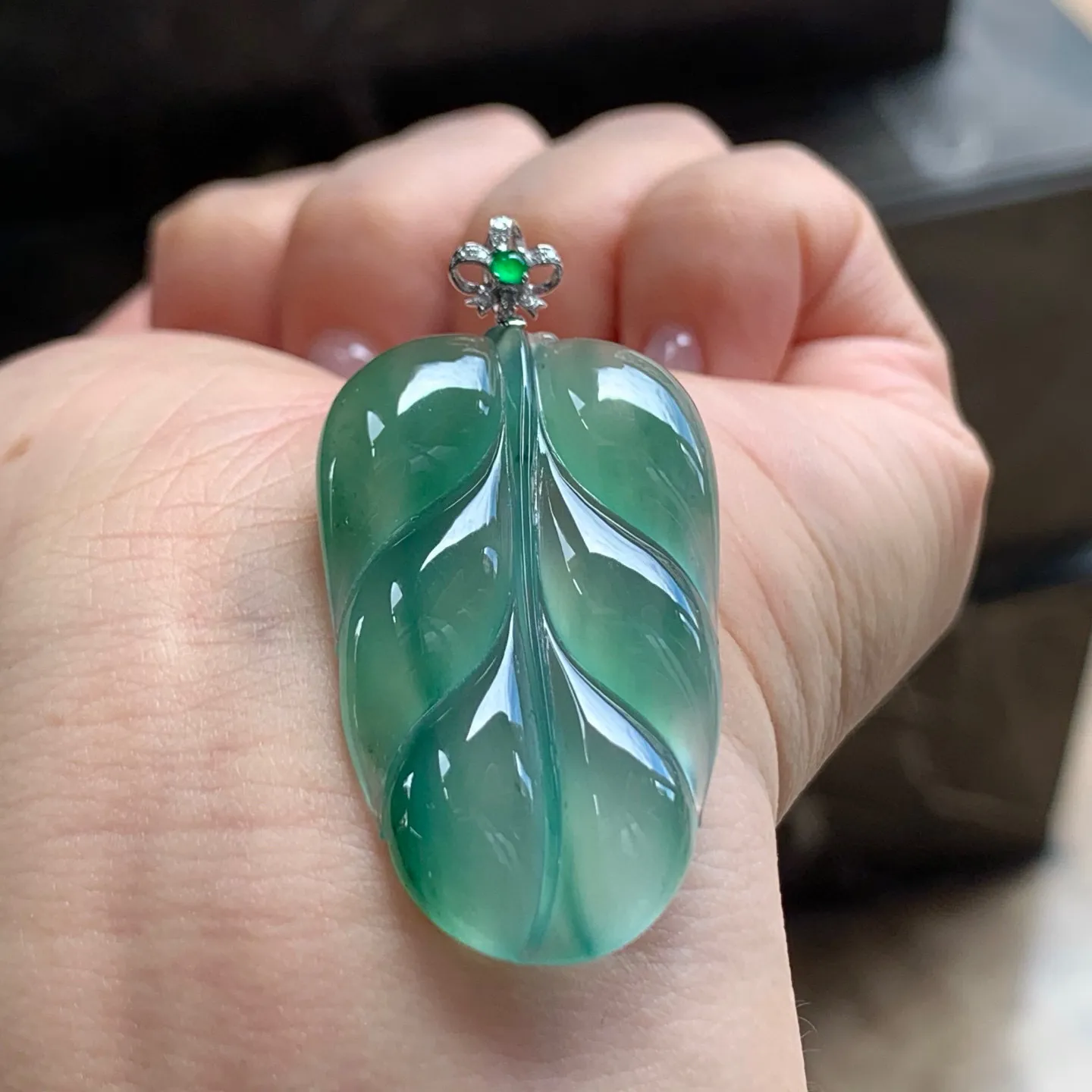冰种飘花玉叶
花色漂亮 大气 金扣