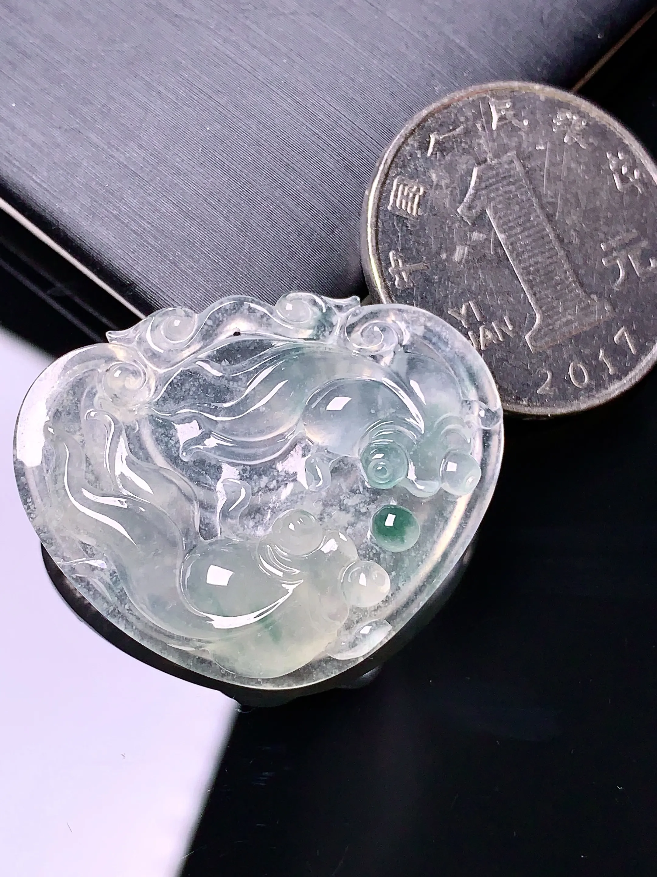 冰种年年有余吊坠 玉质细腻 色泽艳丽 整体尺寸26.7*32.6*6
