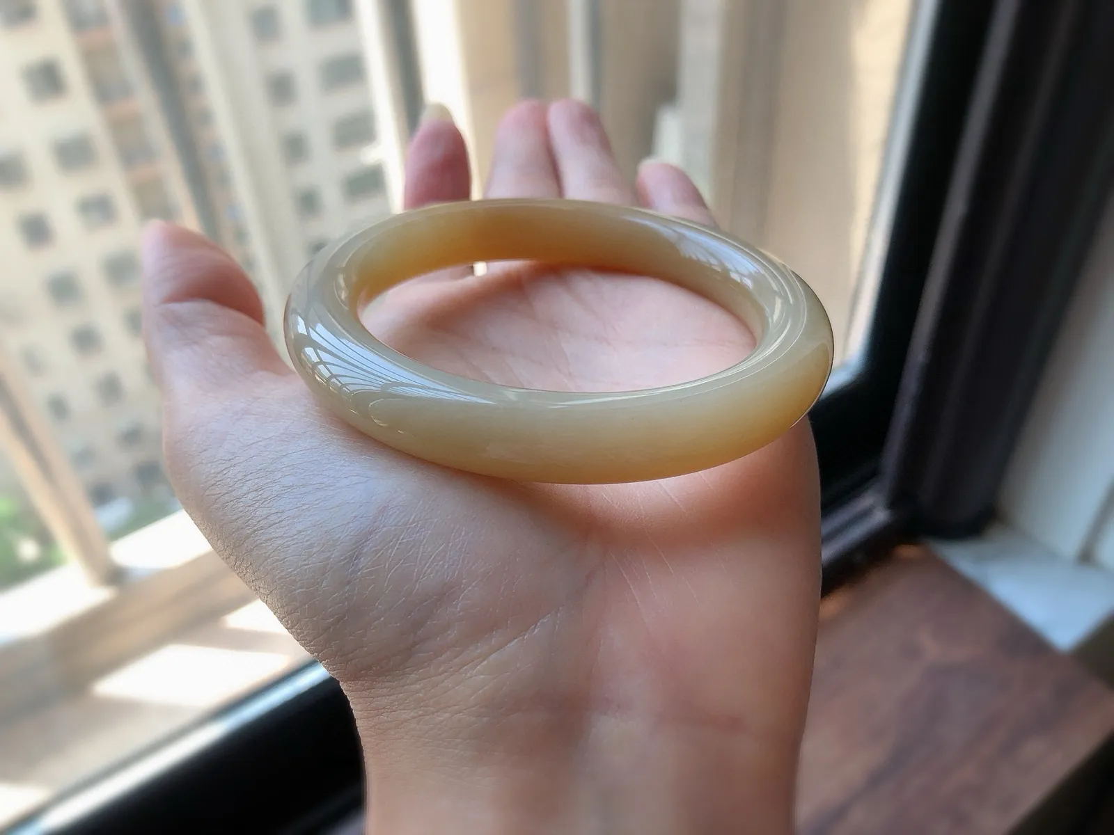 圈口57.7 蜂蜜水，黄金糖，纯美，甜蜜……[呲牙]和田玉 冰润细腻，色泽诱人，料子结构细腻，无裂无杂，色均匀，尺寸11*10.7