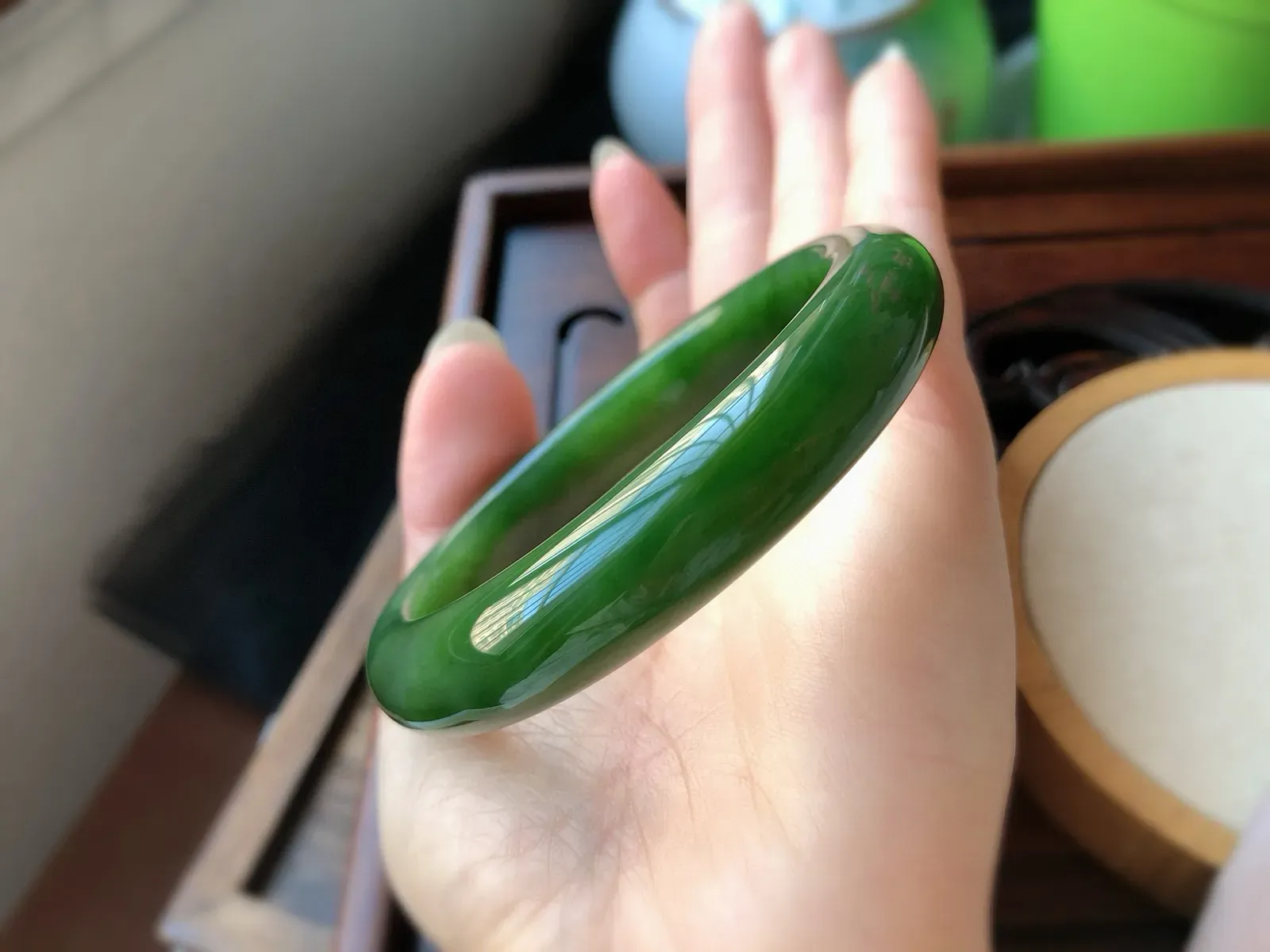 圈口59 天然和田玉 碧玉手镯，超美老菠菜绿，色匀，质地油润，  尺寸12.7*9.3