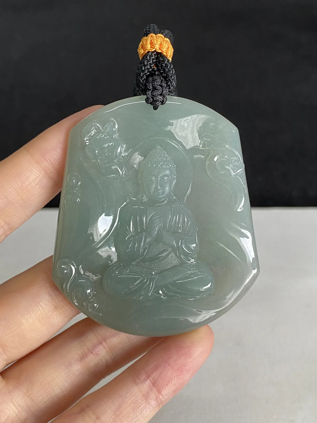 翡翠冰糯种淡绿色吊坠，配珠未测
