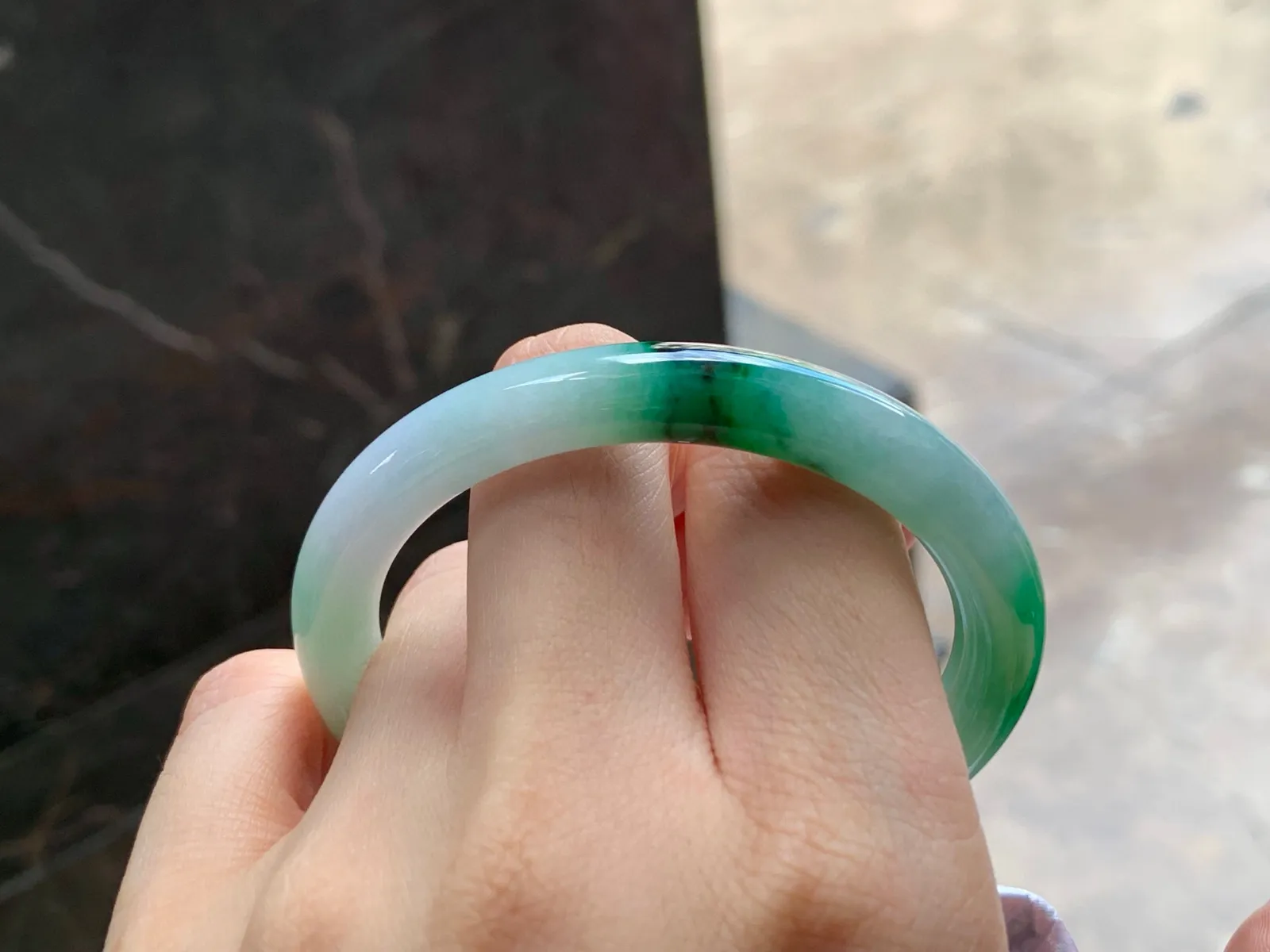 带色细圆条手镯
细腻清爽 52.2/8.2/8mm