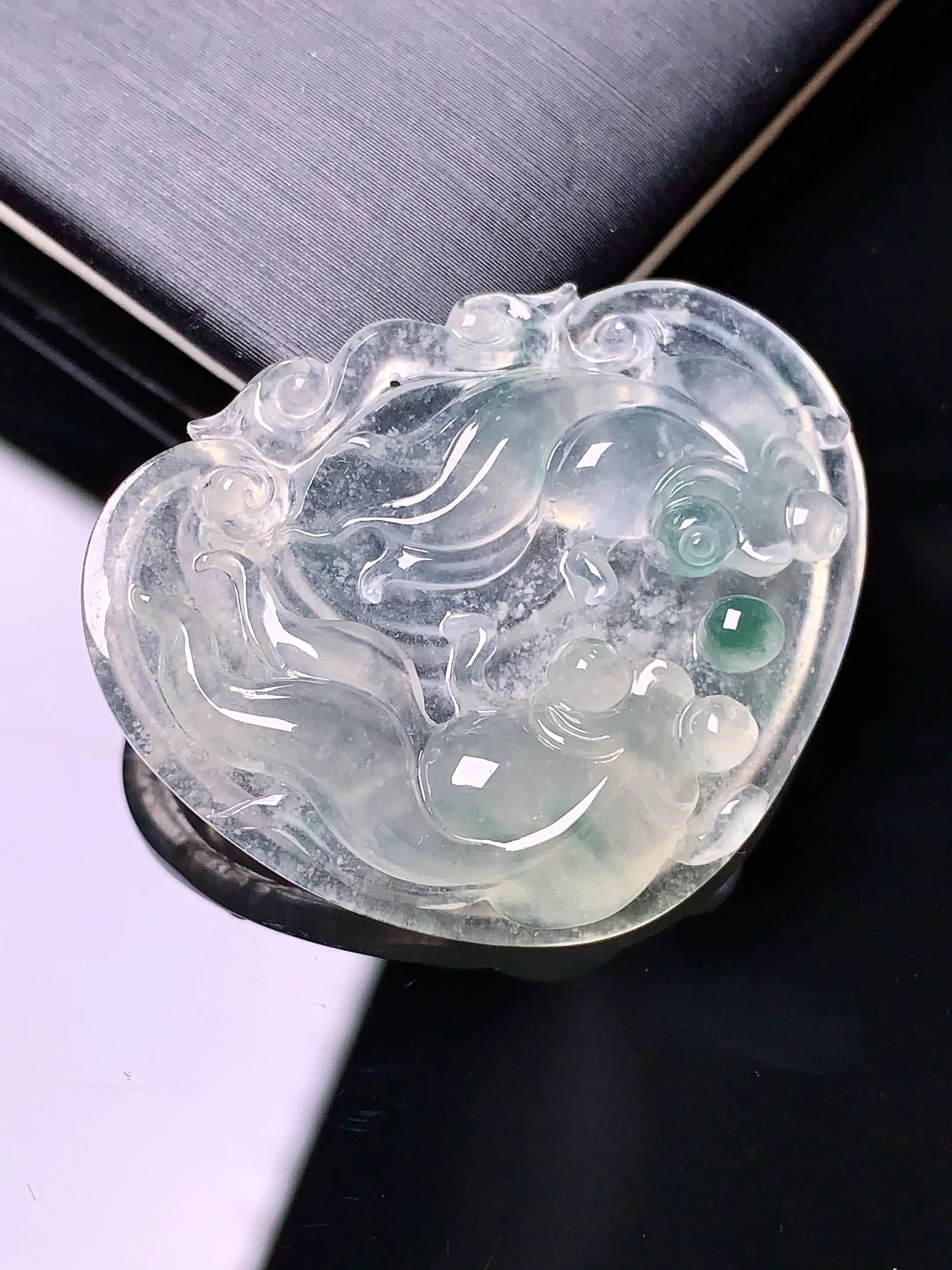 冰种年年有余吊坠 玉质细腻 色泽艳丽 整体尺寸26.7*32.6*6