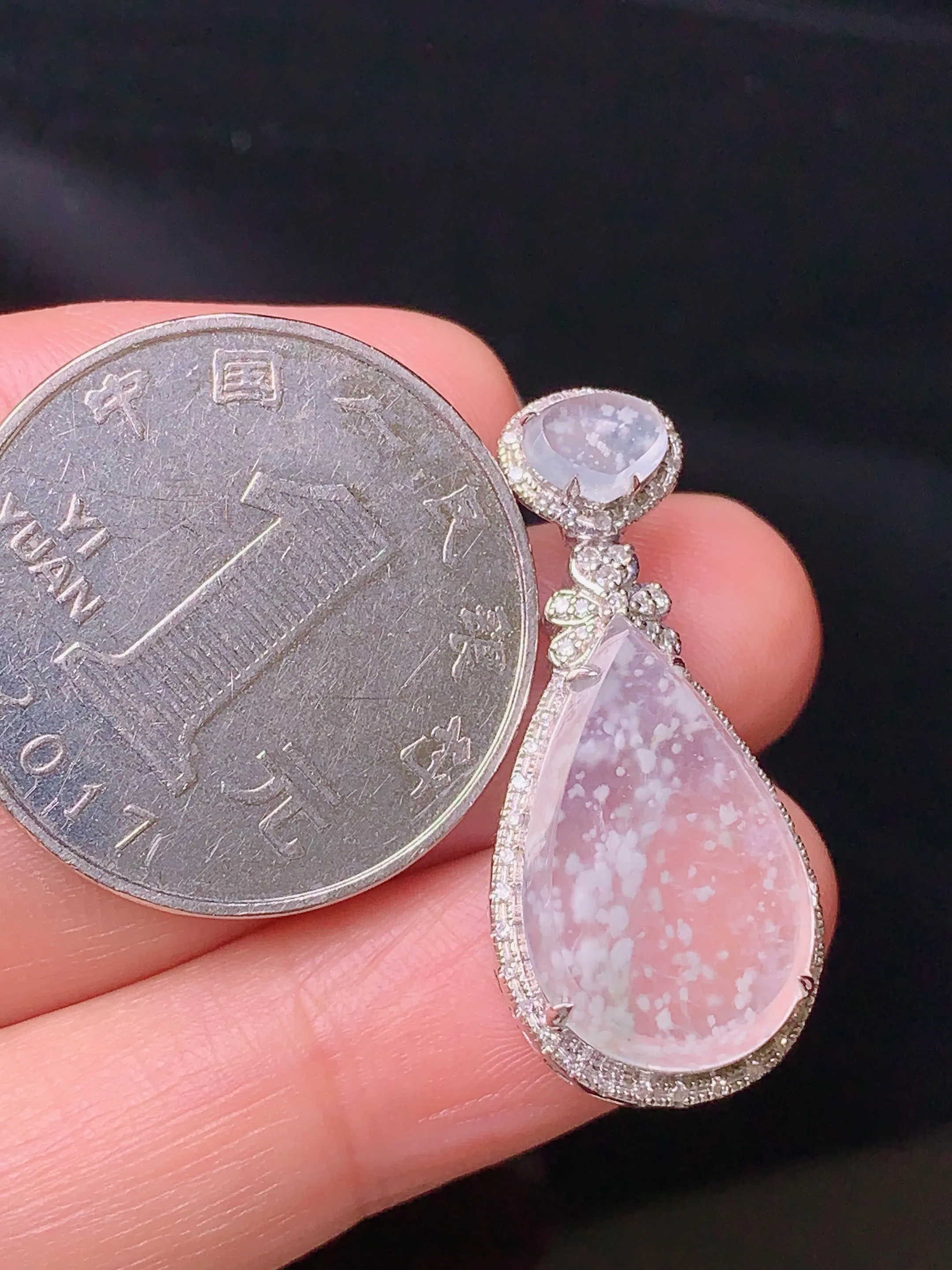18k金钻镶嵌冰种木那料雪花棉水滴吊坠 玉质细腻 色泽艳丽 整体尺寸30.5*13.7*6.3