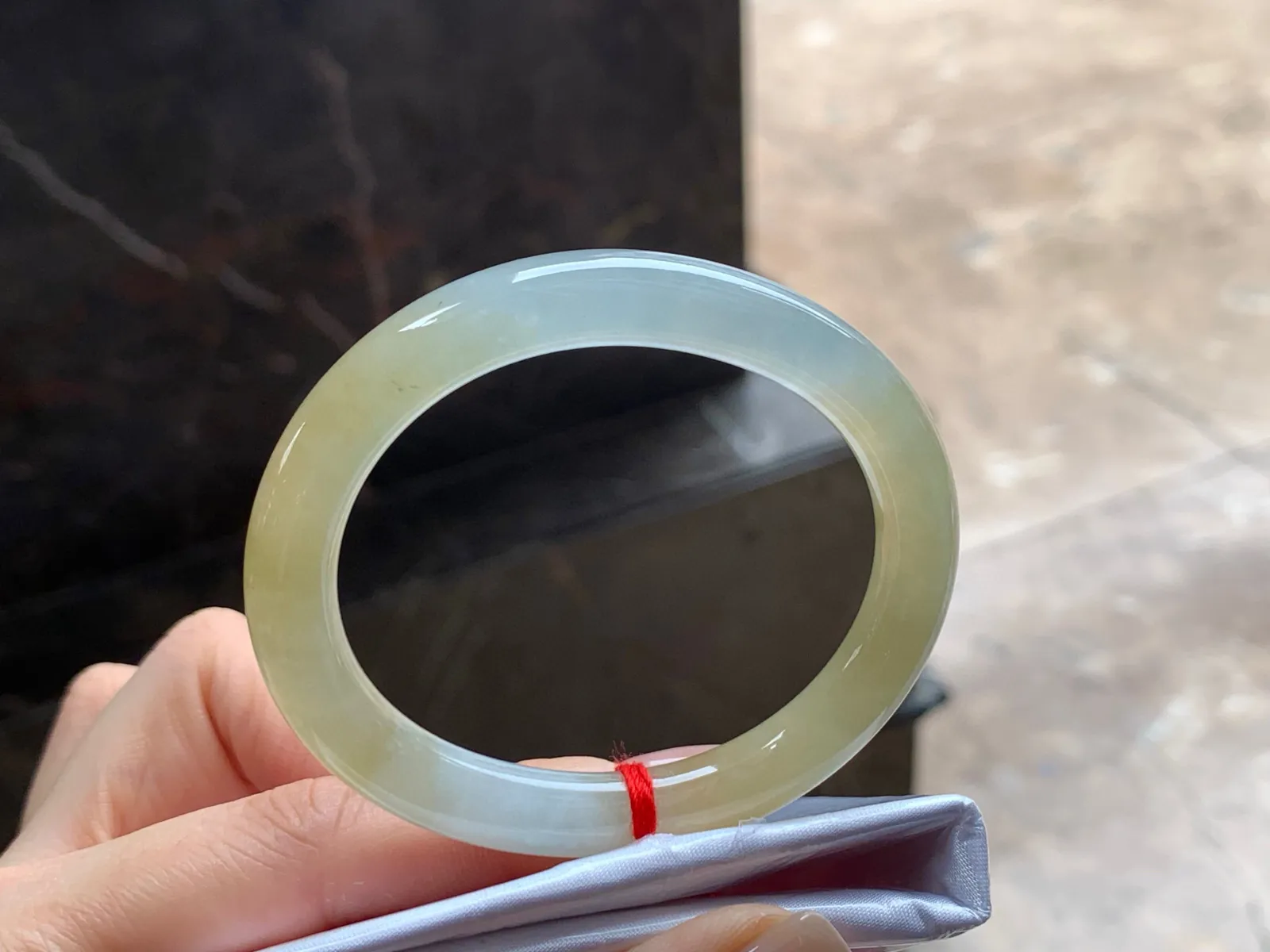 冰黄细圆条贵妃镯
种好独特 52/9/7.8mm