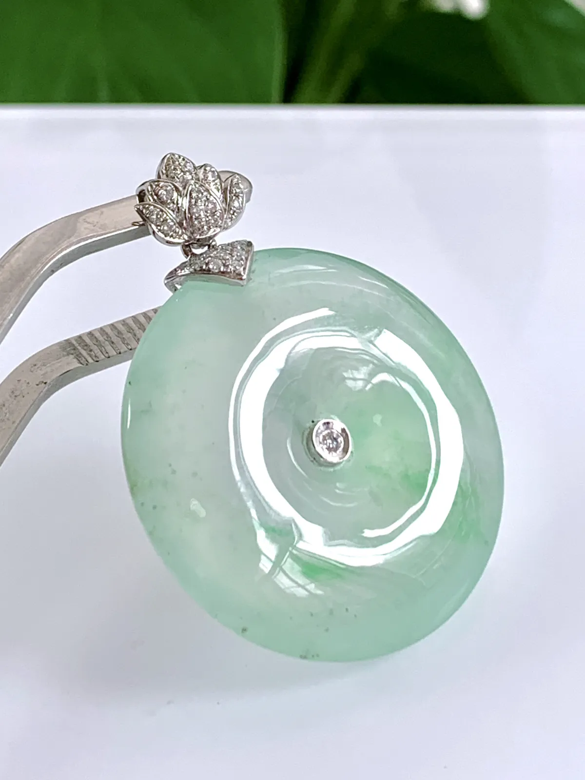 缅甸天然翡翠A货，高冰果冻起胶飘花平安扣吊坠挂件，尺寸：整体39.5/30.8/7mm，裸石30.8/6.5mm，重量12.97g，18k伴钻镶嵌
