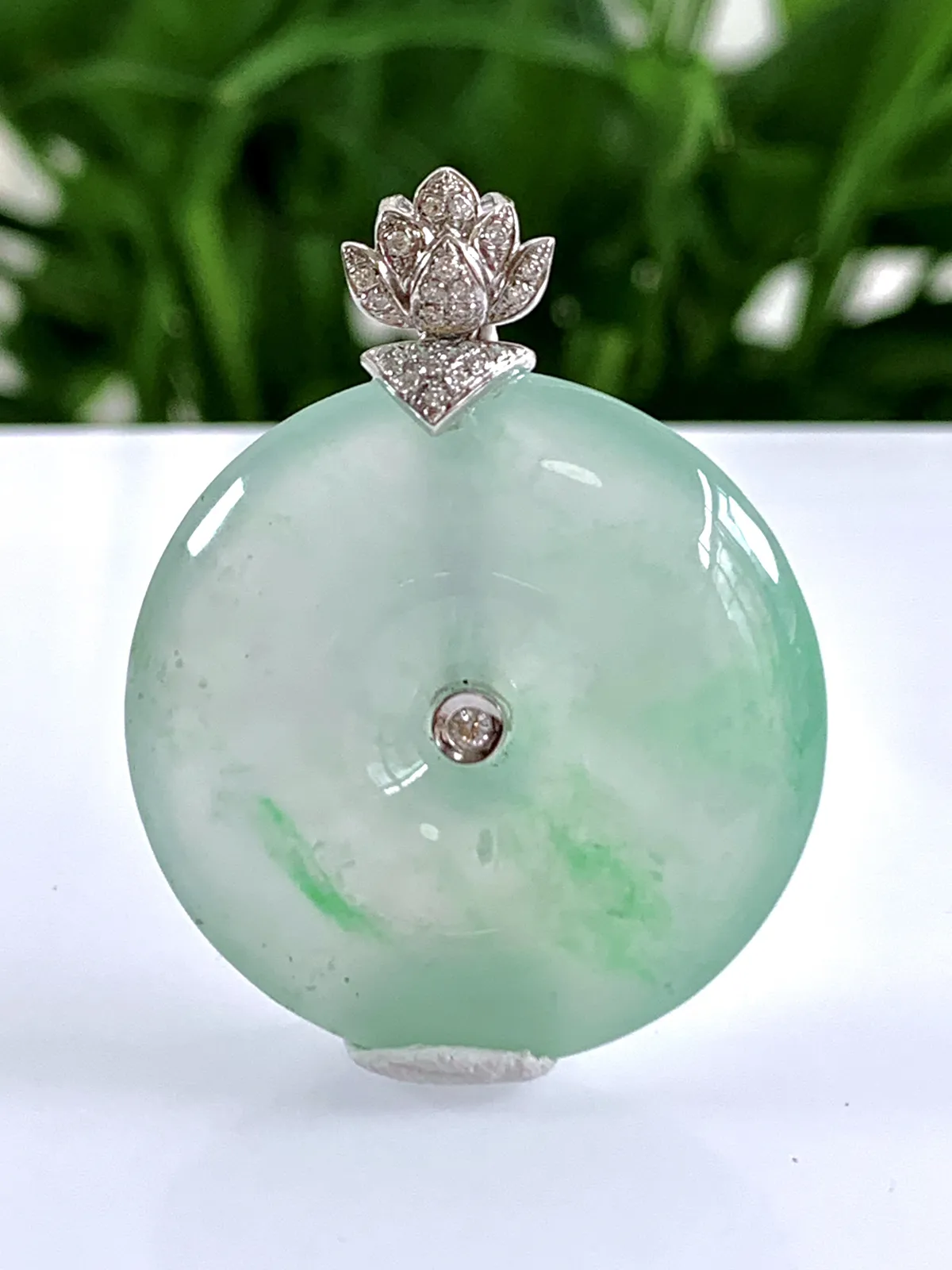 缅甸天然翡翠A货，高冰果冻起胶飘花平安扣吊坠挂件，尺寸：整体39.5/30.8/7mm，裸石30.8/6.5mm，重量12.97g，18k伴钻镶嵌