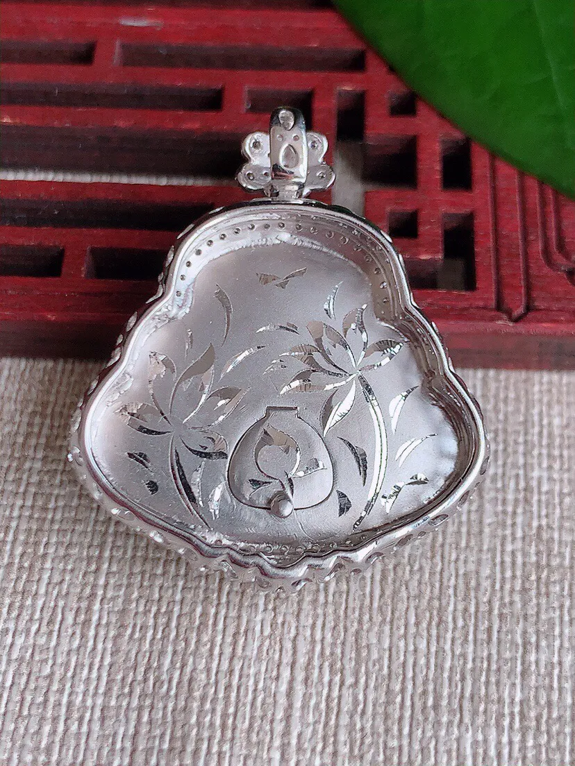 a货翡翠老坑冰种18K金伴钻镶嵌飘阳绿佛公吊坠 尺寸35×29.8×10.2裸石22.4×27.3mm 重量10.22g 0703