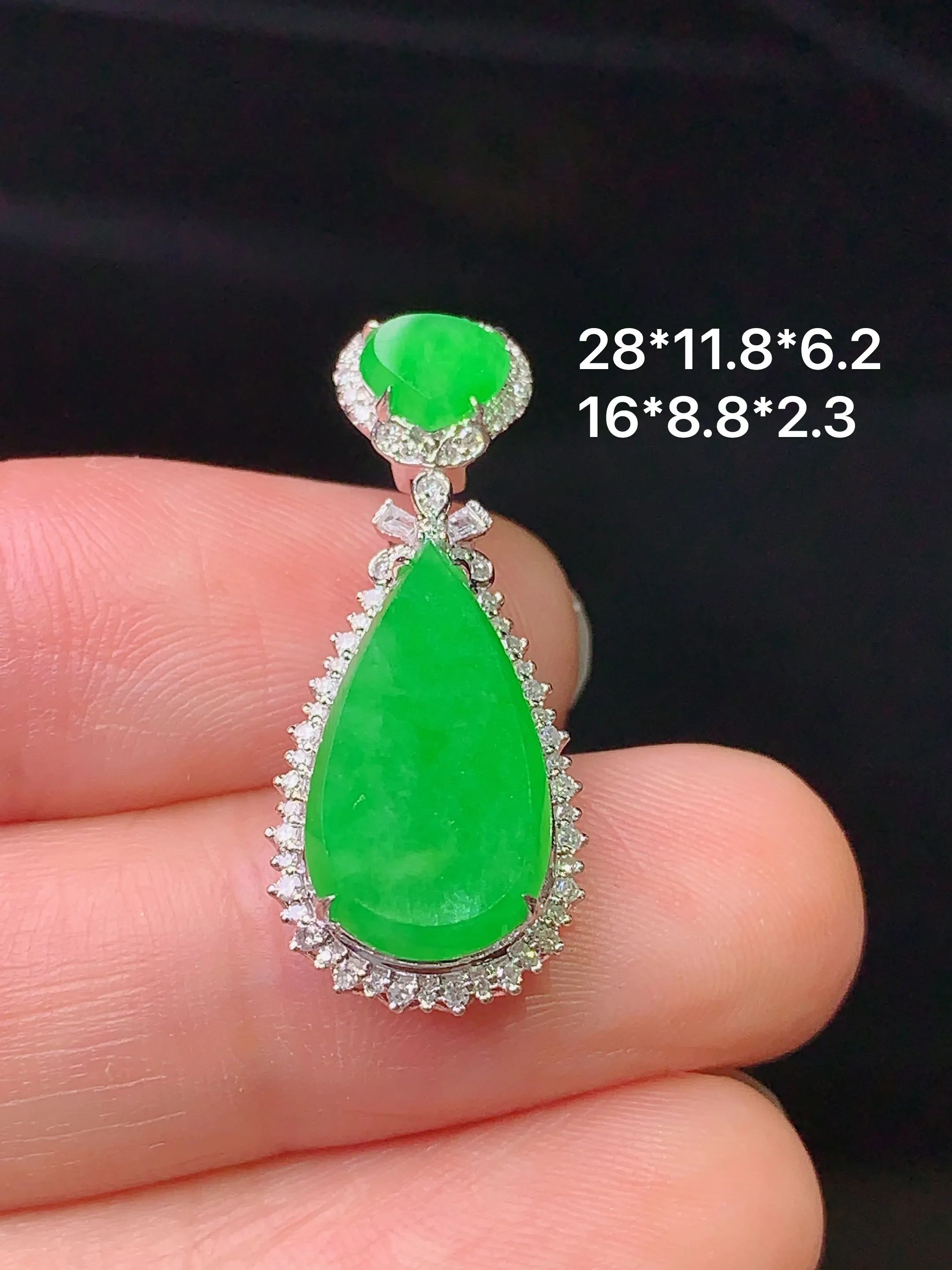 18k金钻镶嵌满绿水滴吊坠 玉质细腻 色泽艳丽 整体尺寸28*11.8*6.2