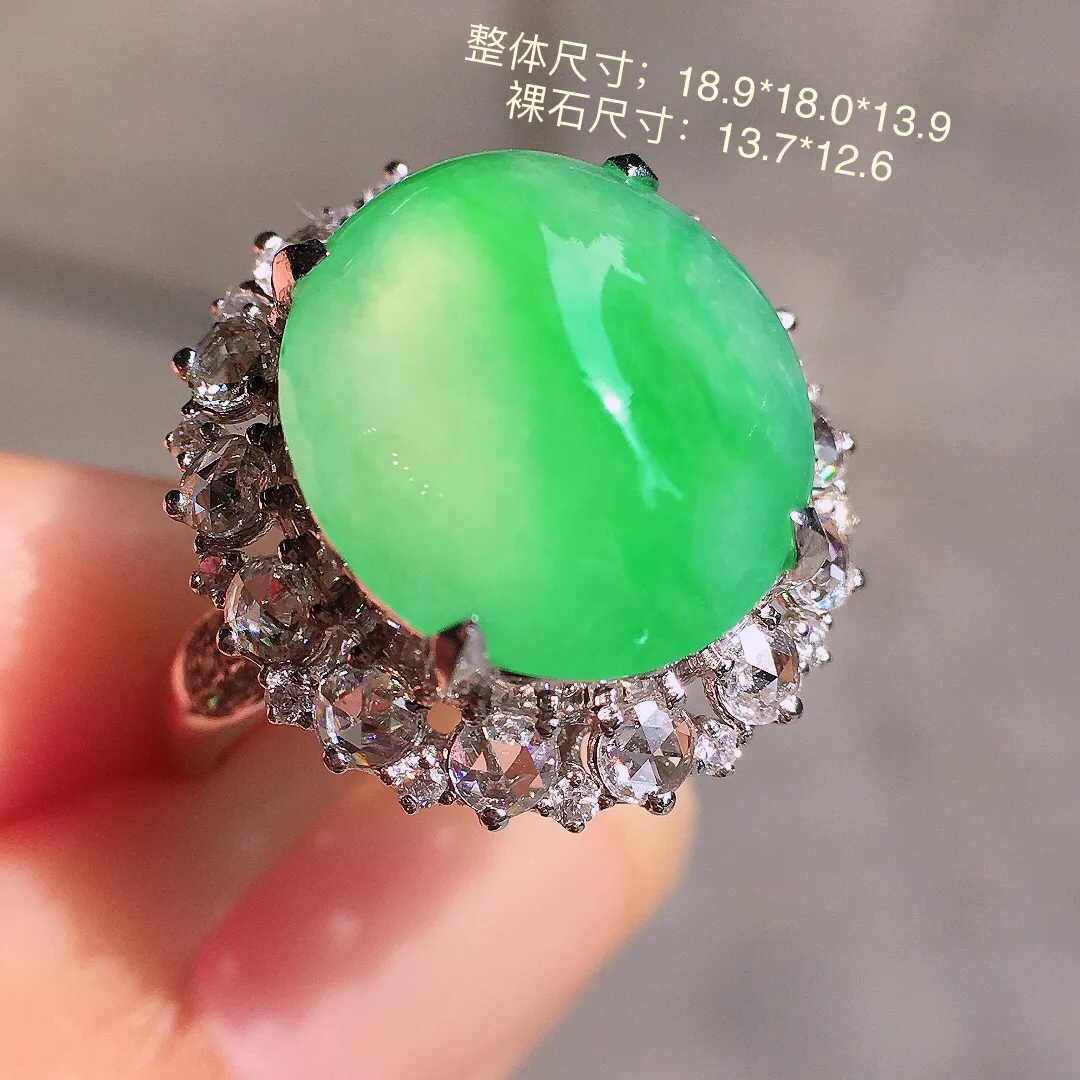 阳绿蛋面戒指，色泽艳丽，玉质细腻，荧光感超
强，饱满圆润，气质满满。18k
金豪华镶嵌