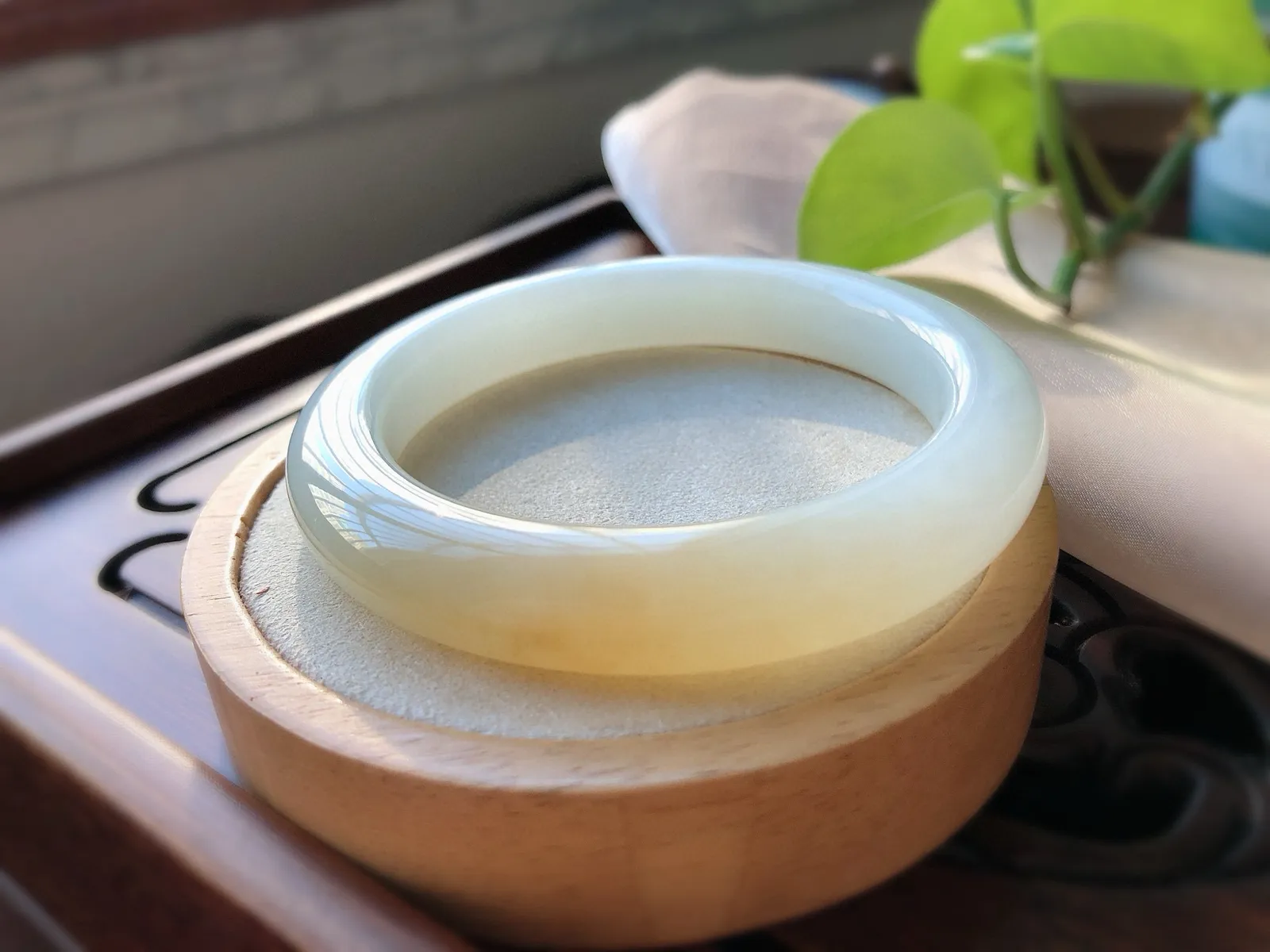 圈口58.2 美镯到一口糖[鼓掌] 天然和田玉糖白玉镯，老坑料 尺寸12.8*10.5   脂粉细腻，料子油润，过度自然，收藏精品！