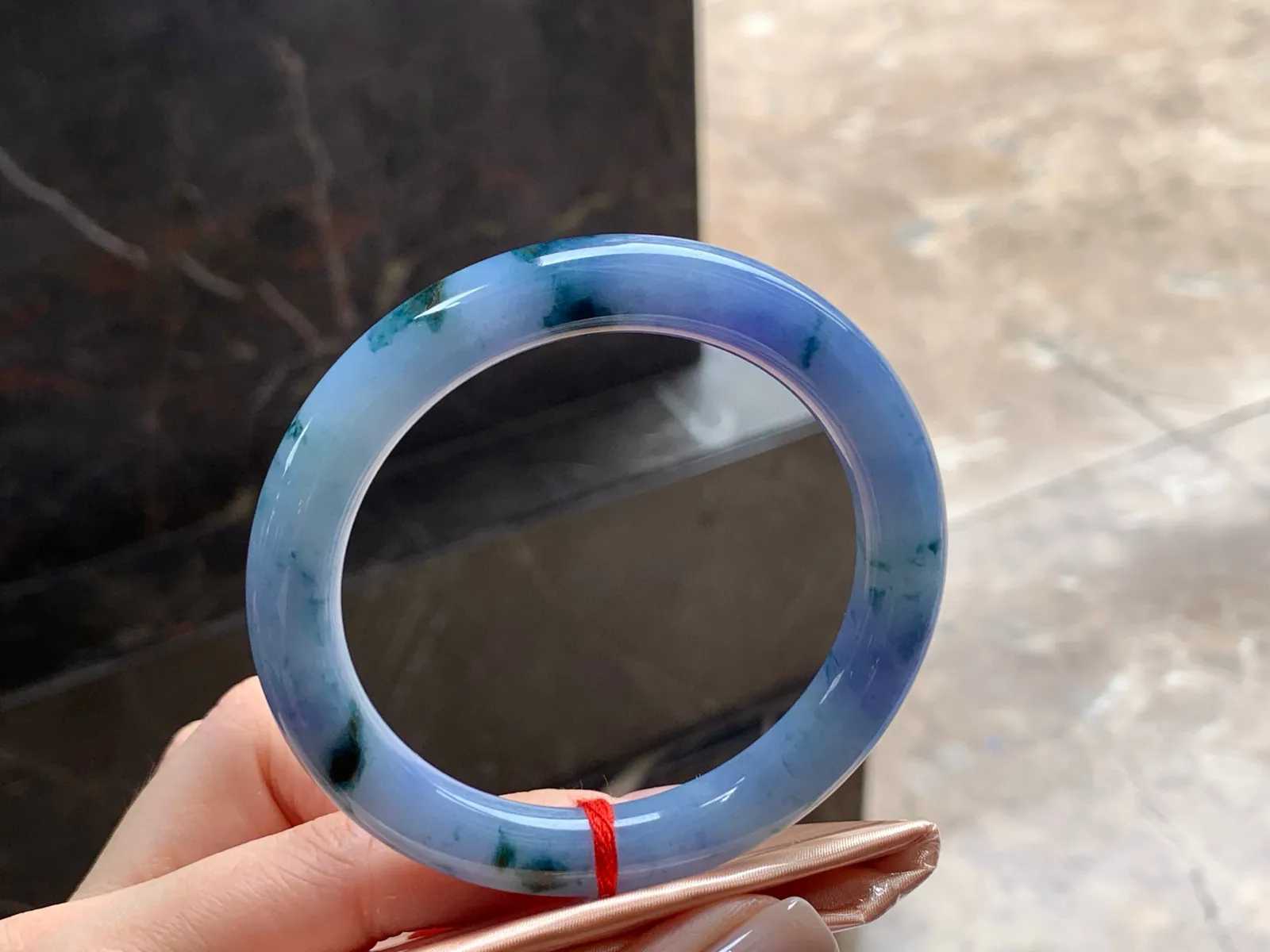 紫罗兰飘花圆条手镯
细腻独特 56/9.7/9.2mm