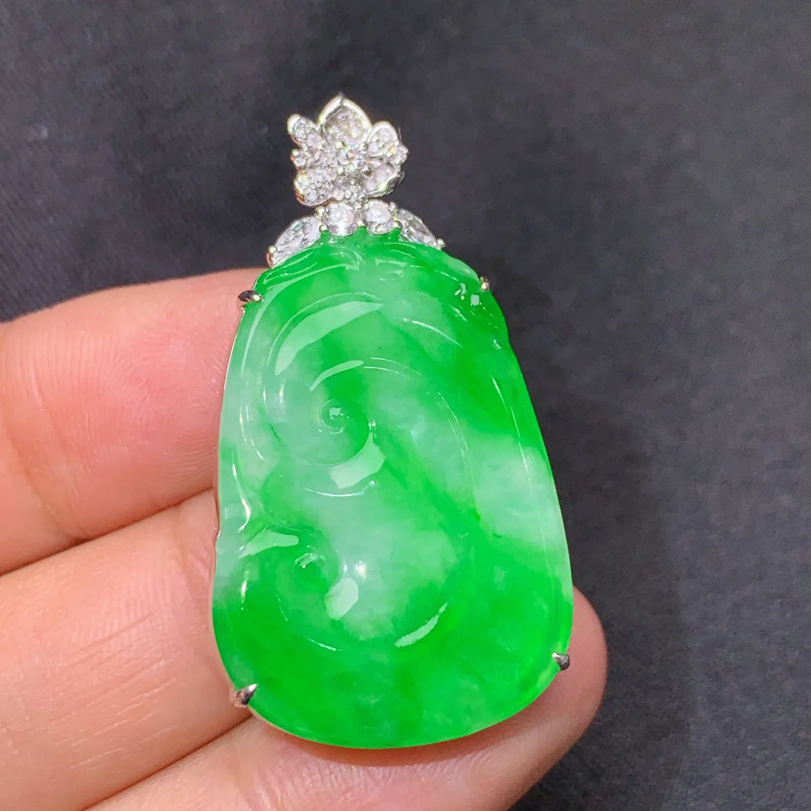 阳绿如意吊坠，18k金镶嵌，色泽鲜阳，冰润细腻，种水足 尺寸37.9*21*6.9