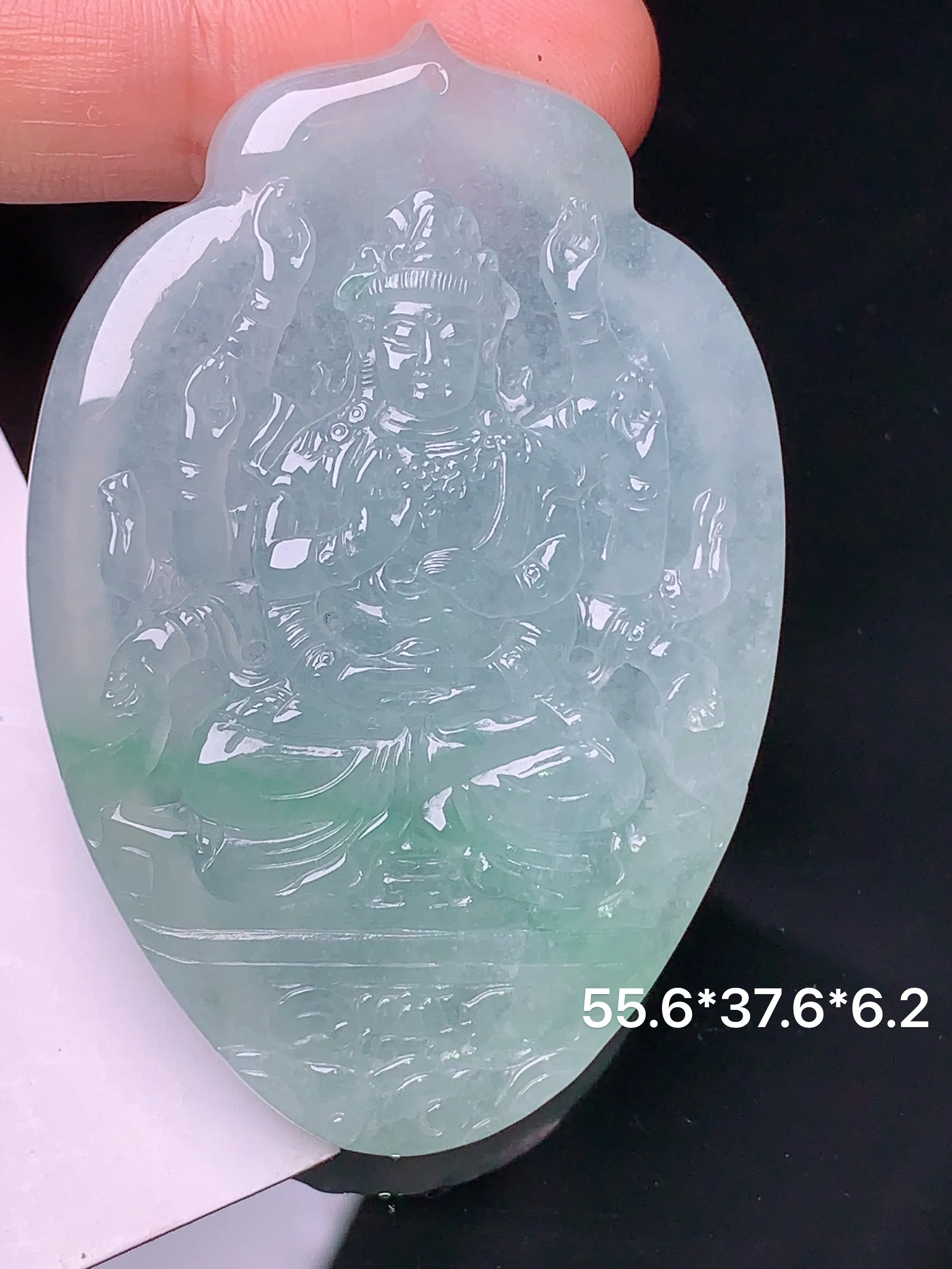 飘绿千手观音吊坠 玉质细腻 色泽艳丽 整体尺寸55.6*37.6*6.2
