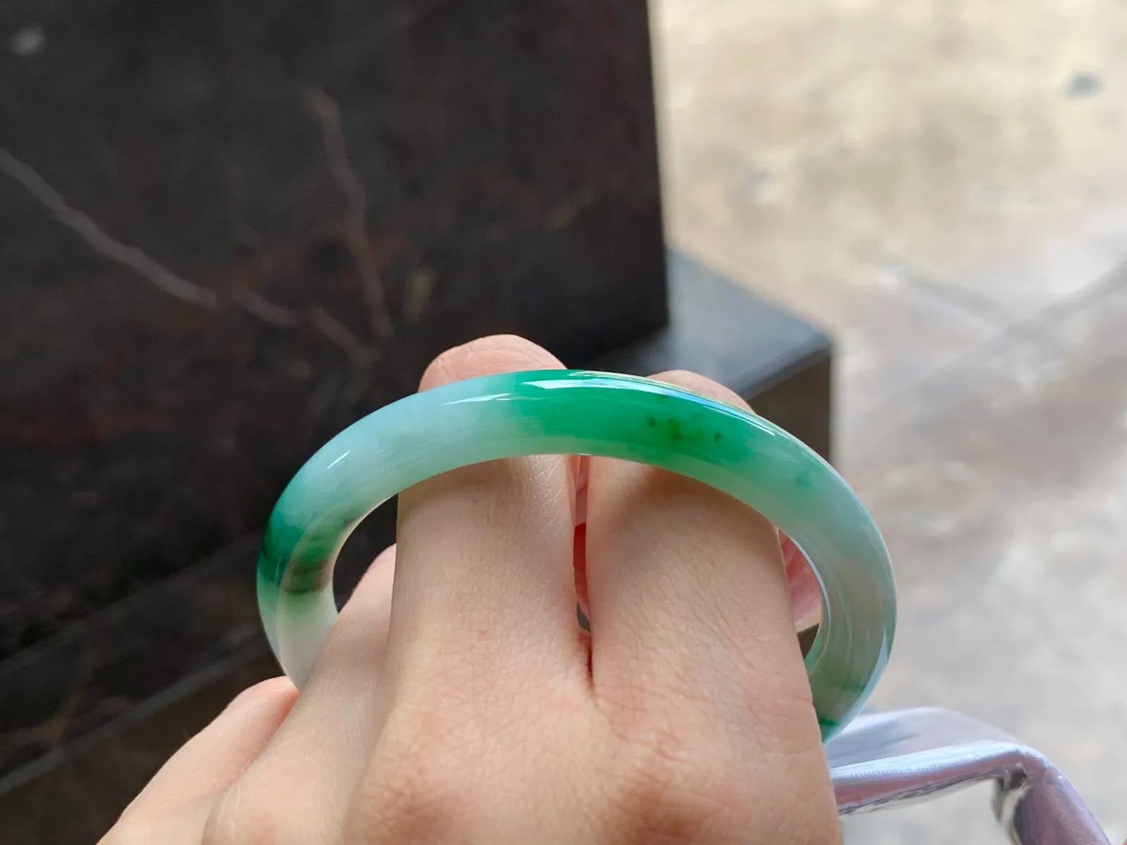 带色细圆条手镯
细腻清爽 52.2/8.2/8mm