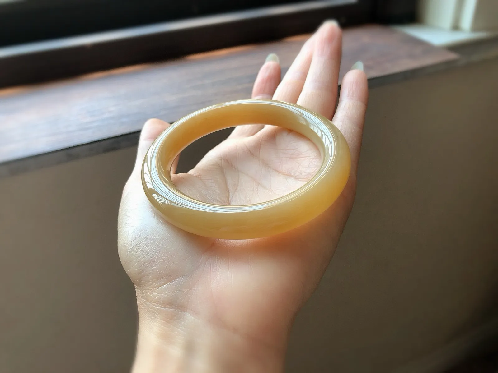 圈口57.7 蜂蜜水，黄金糖，纯美，甜蜜……[呲牙]和田玉 冰润细腻，色泽诱人，料子结构细腻，无裂无杂，色均匀，尺寸11*10.7