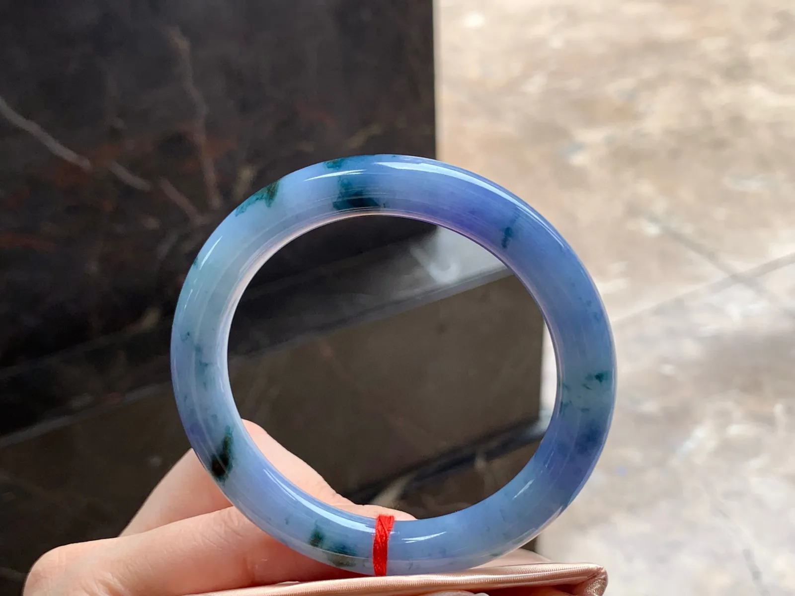 紫罗兰飘花圆条手镯
细腻独特 56/9.7/9.2mm