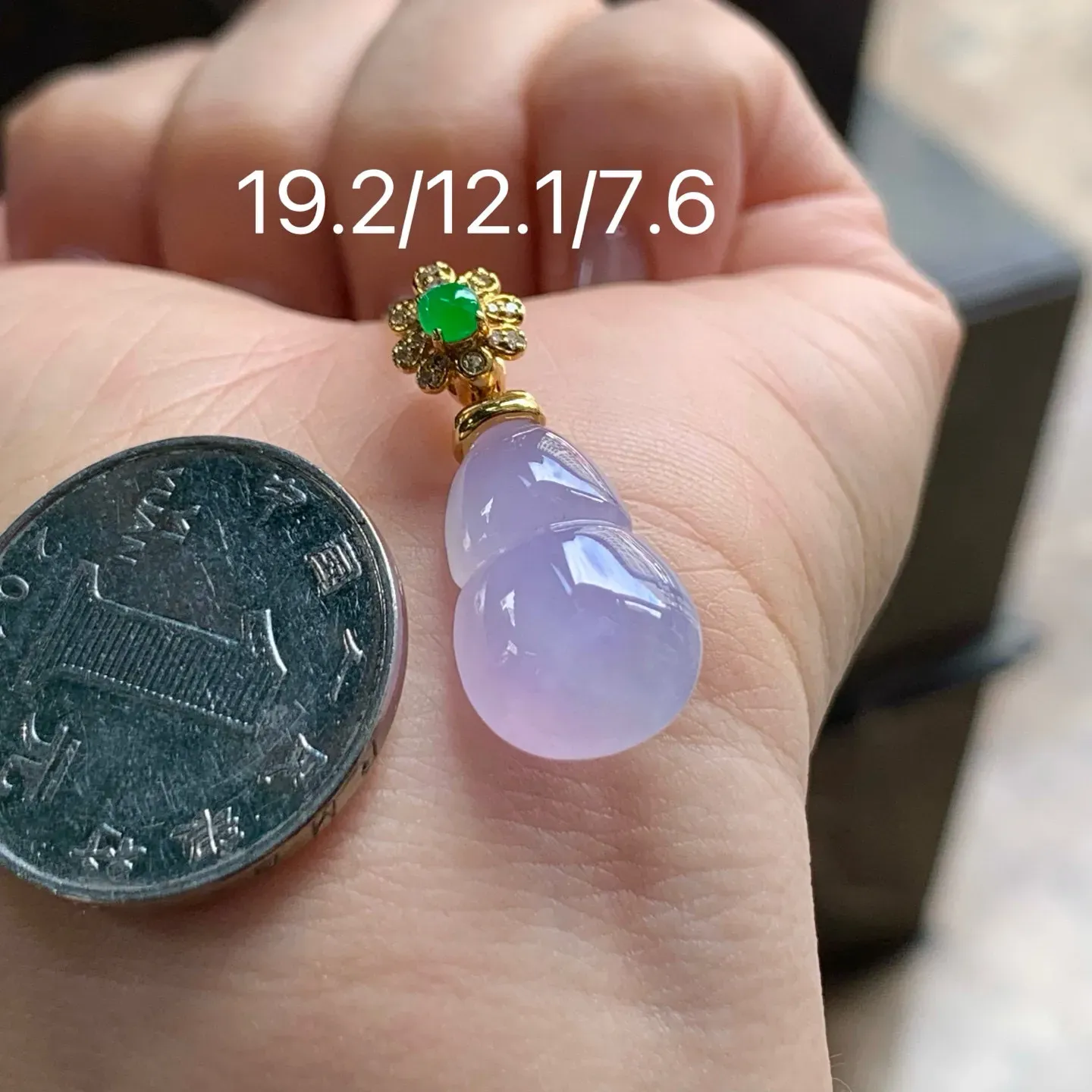 冰种粉春葫芦
颜色漂亮 种好 金扣