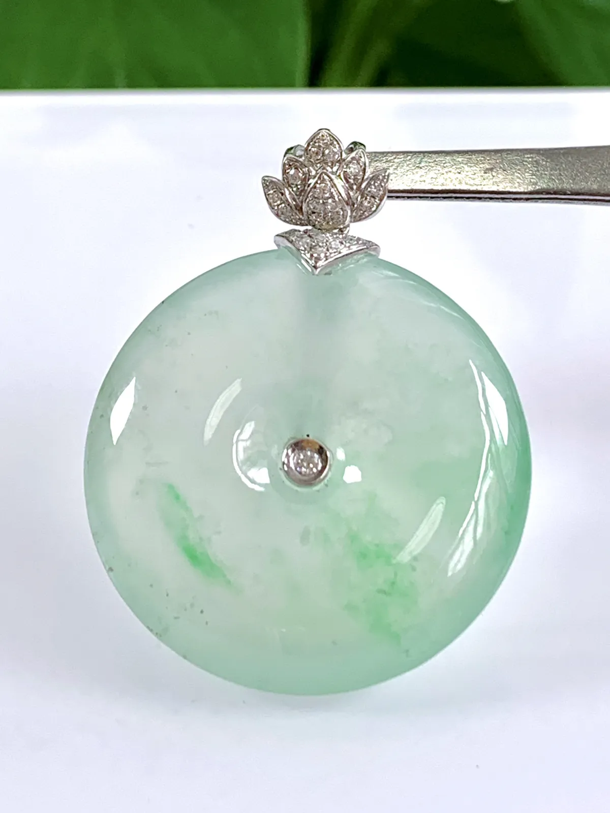 缅甸天然翡翠A货，高冰果冻起胶飘花平安扣吊坠挂件，尺寸：整体39.5/30.8/7mm，裸石30.8/6.5mm，重量12.97g，18k伴钻镶嵌