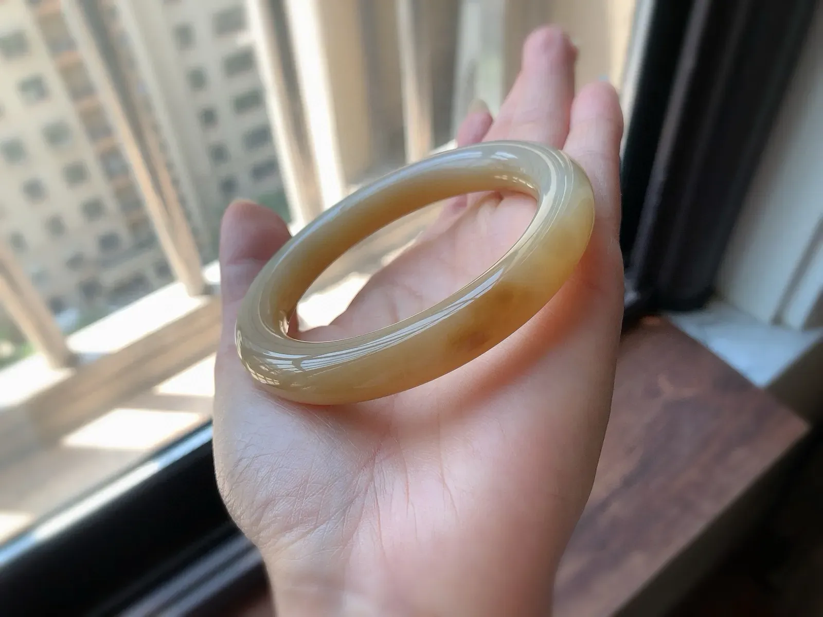 圈口57.7 蜂蜜水，黄金糖，纯美，甜蜜……[呲牙]和田玉 冰润细腻，色泽诱人，料子结构细腻，无裂无杂，色均匀，尺寸11*10.7