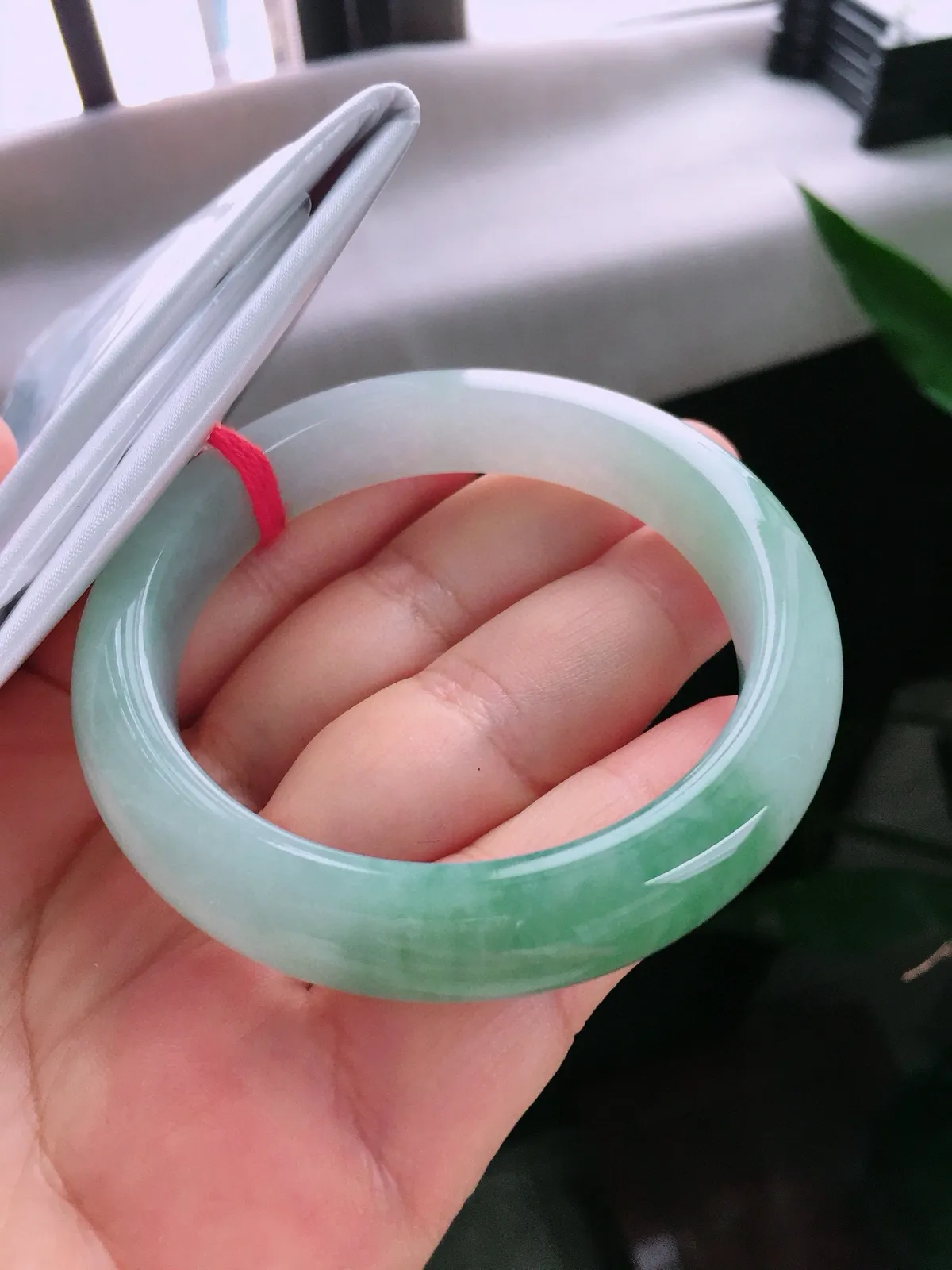 圈口54.5，正圈手镯，油绿，玉质冰润，尺寸54.5-12.5-7.6mm