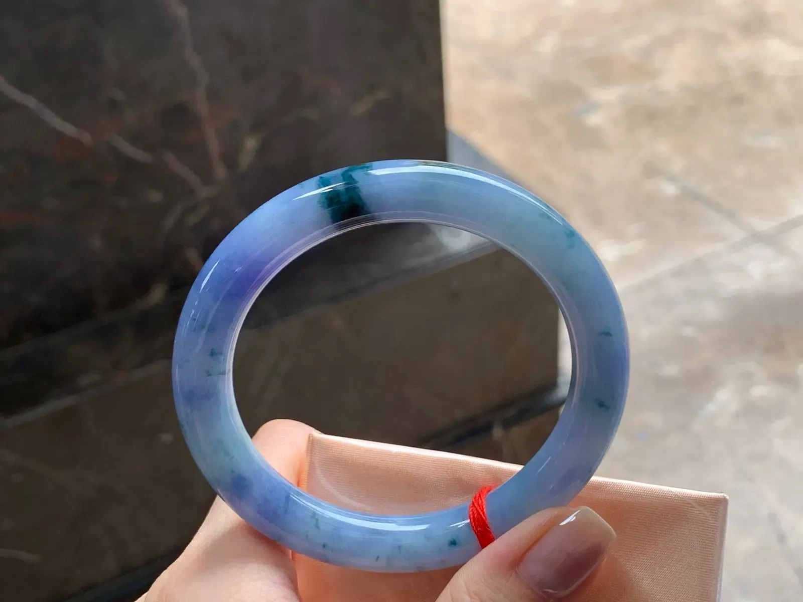 紫罗兰飘花圆条手镯
细腻独特 56/9.7/9.2mm