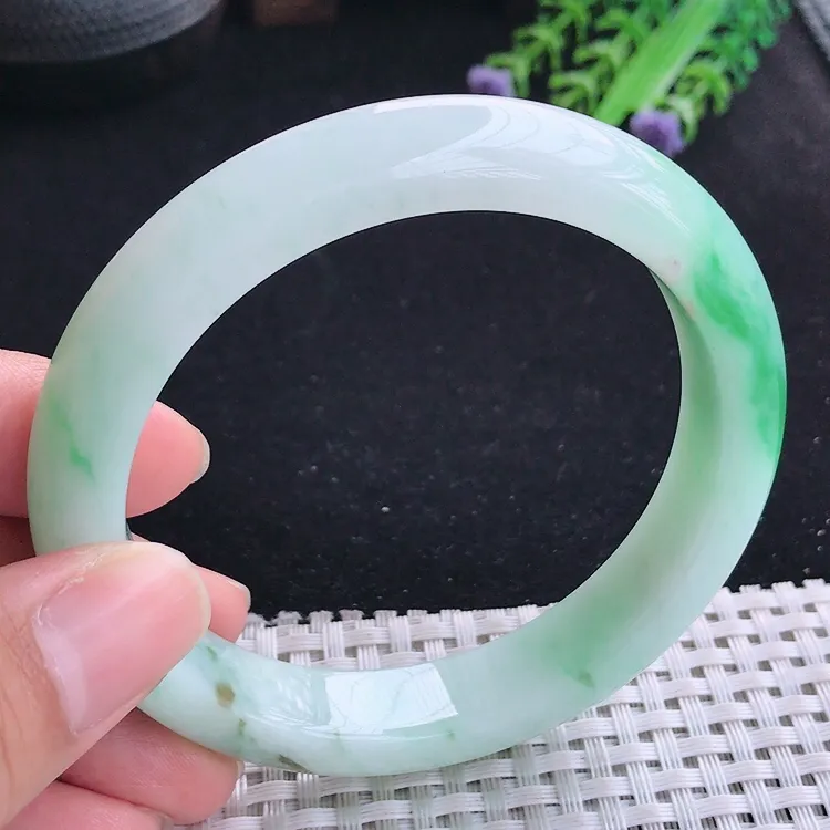 自然光61/12.2/9老坑精美冰润飘阳绿手镯翡翠玉镯大圈口美人镯