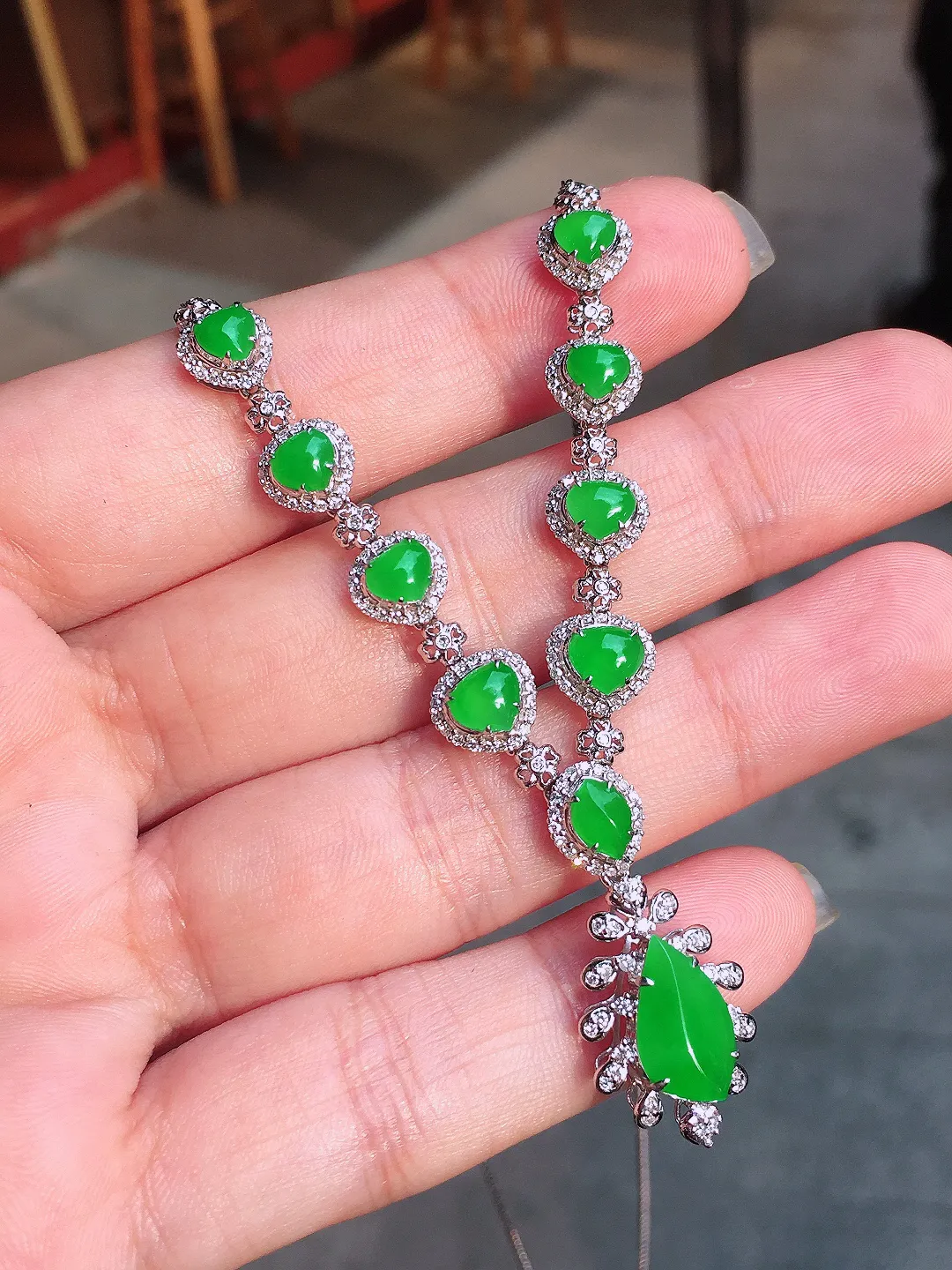 阳绿️晚装项链，色泽均匀艳丽，玉质细腻，荧光感超
强，饱满圆润，气质满满。18k
金豪华镶嵌