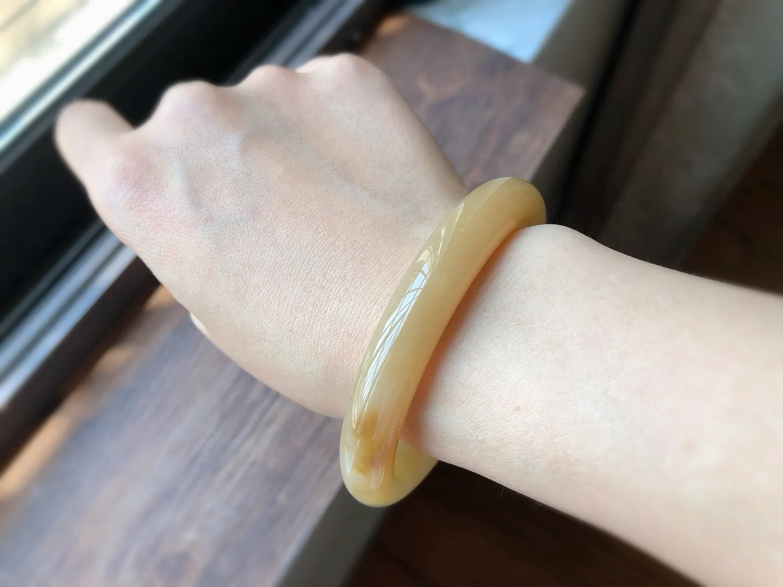 圈口57.7 蜂蜜水，黄金糖，纯美，甜蜜……[呲牙]和田玉 冰润细腻，色泽诱人，料子结构细腻，无裂无杂，色均匀，尺寸11*10.7