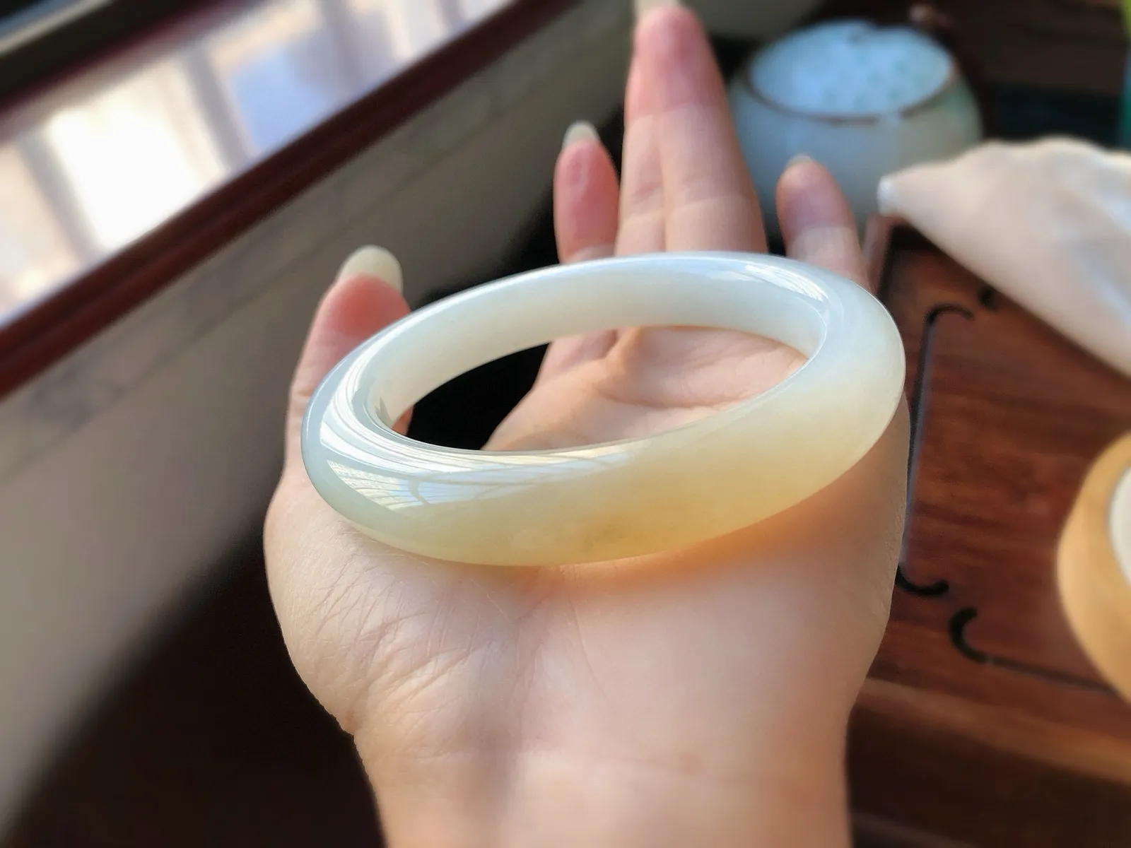 圈口58.2 美镯到一口糖[鼓掌] 天然和田玉糖白玉镯，老坑料 尺寸12.8*10.5   脂粉细腻