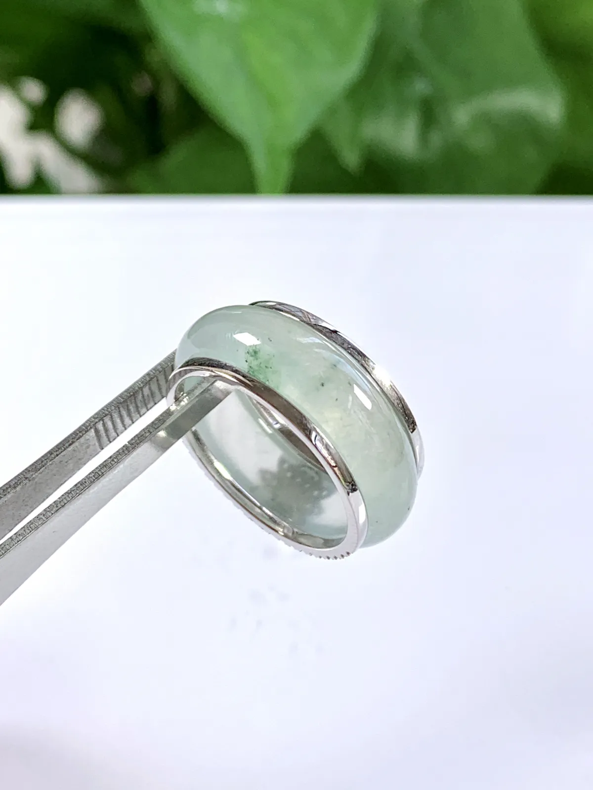缅甸天然翡翠A货，18K金豪华镶嵌冰种起光起胶指环戒指，尺寸：圈口内径17.9mm=17号，宽厚8.5/3mm，重量：5.62g，轻微乌鸡点不影响