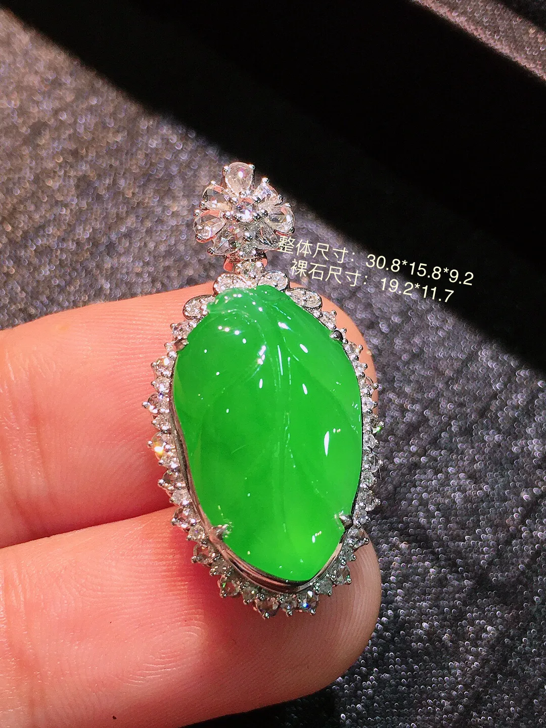 阳绿玉叶吊坠，色泽均匀艳丽，玉质细腻，荧光感超
强，饱满圆润，气质满满。18k
金豪华镶嵌