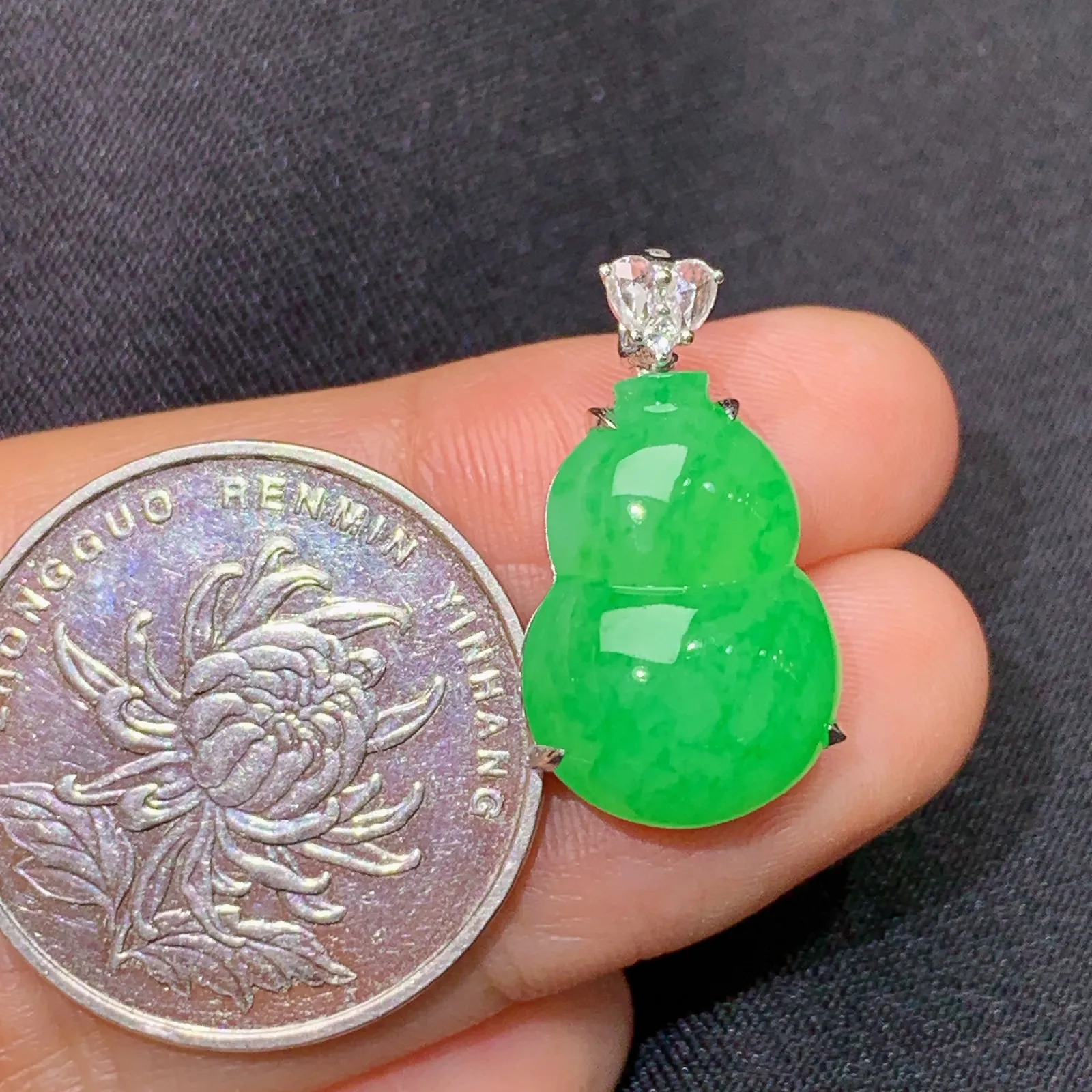 阳绿葫芦吊坠，18k金镶嵌，色泽鲜阳，冰润细腻，种水足 尺寸22.8*12.6*9.1