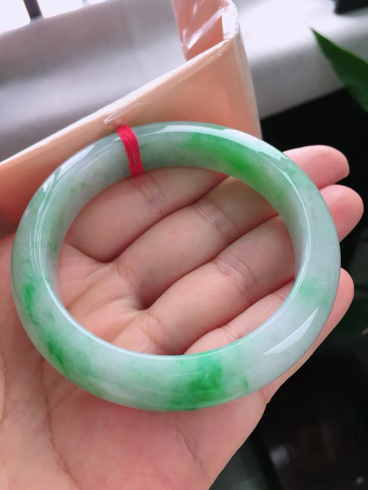 圈口57，正圈手镯，飘色花，玉质冰润，尺寸57-13.2-9mm