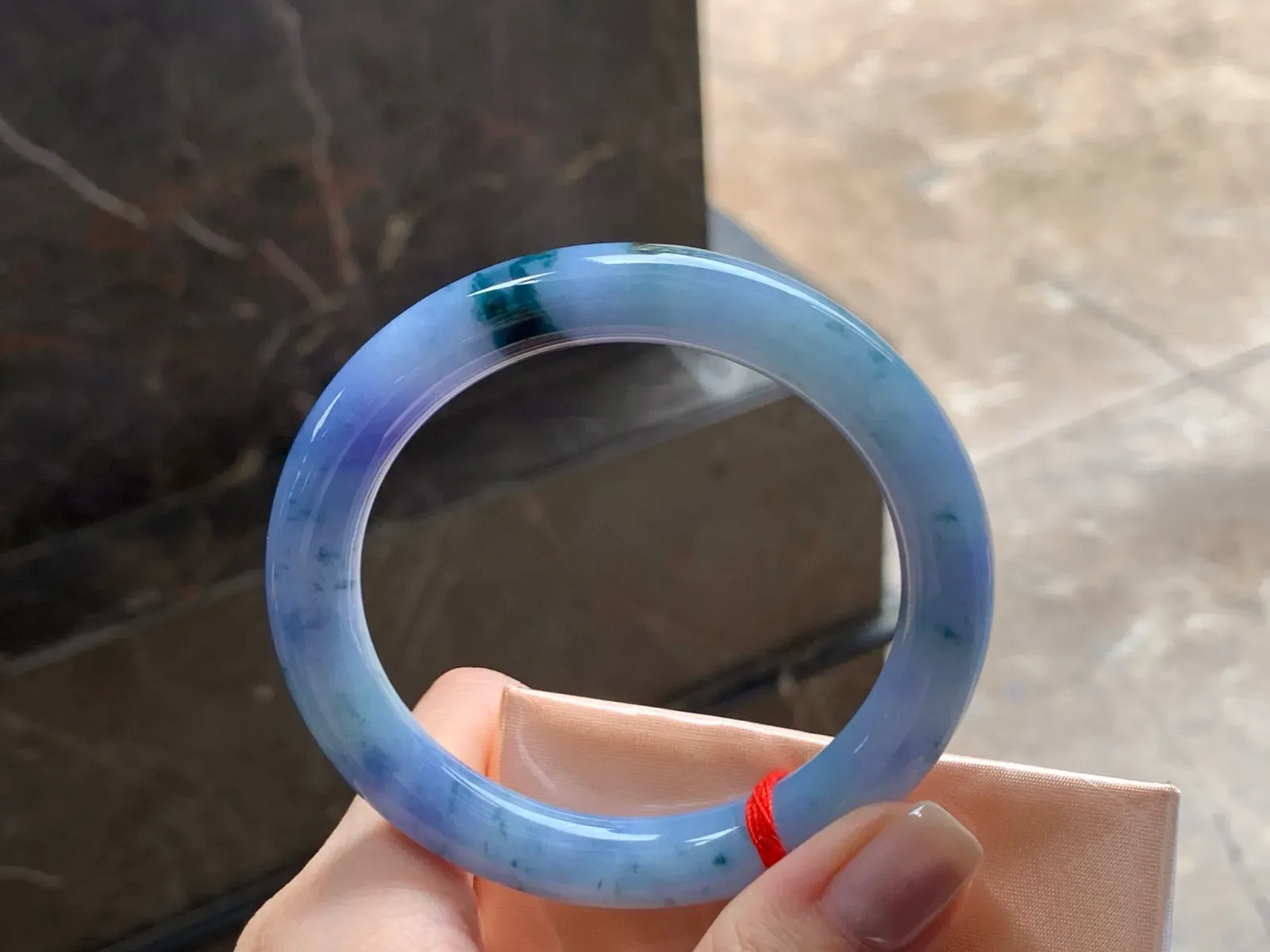 紫罗兰飘花圆条手镯
细腻独特 56/9.7/9.2mm