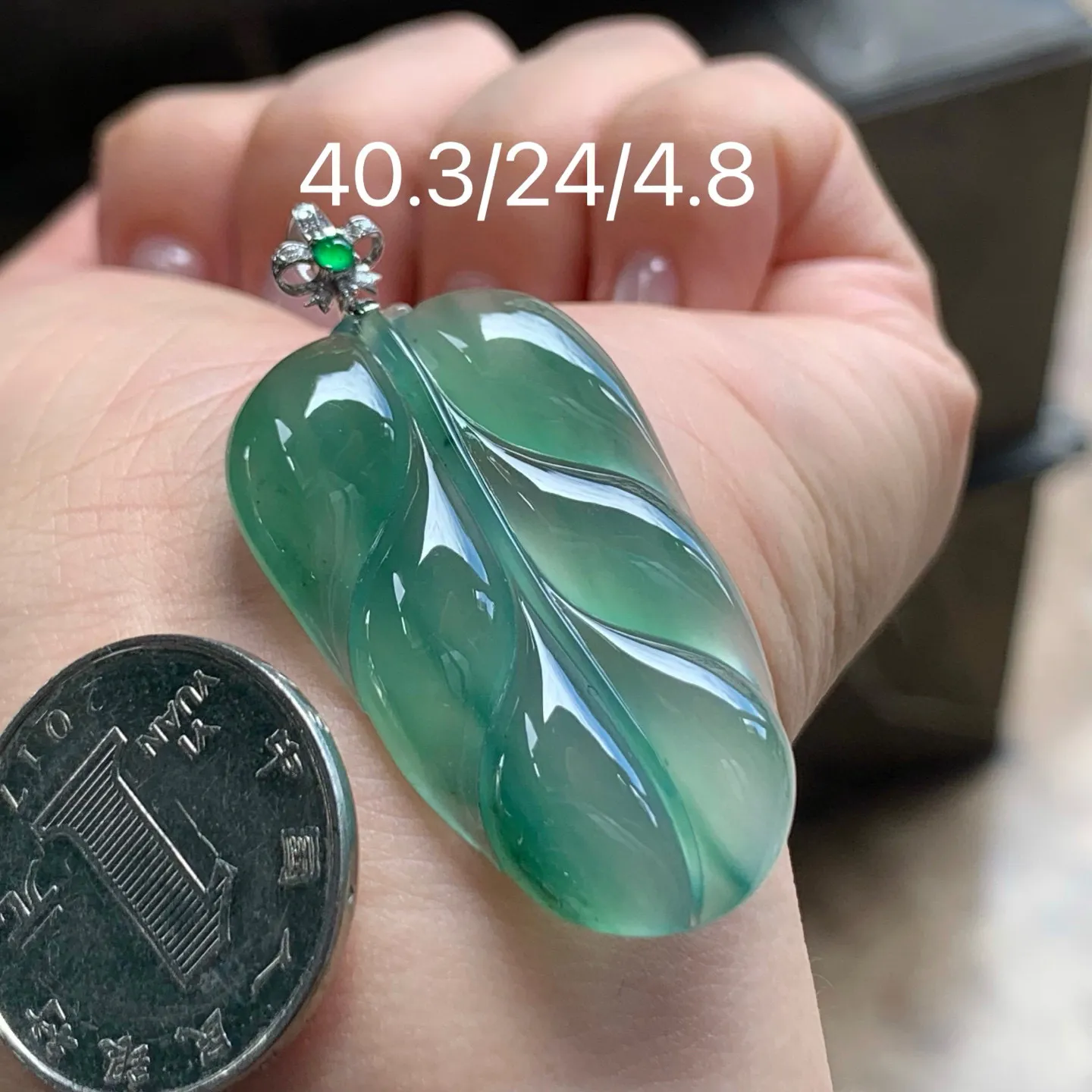 冰种飘花玉叶
花色漂亮 大气 金扣