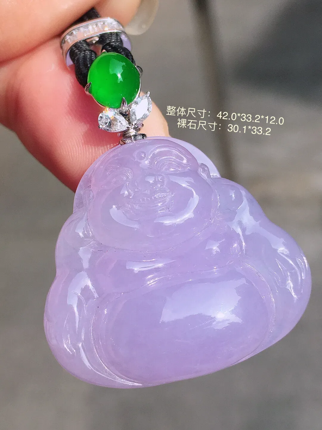 紫罗兰佛公吊坠，色泽均匀艳丽，玉质细腻，荧光感超
强，饱满圆润，气质满满。18k
金豪华镶嵌