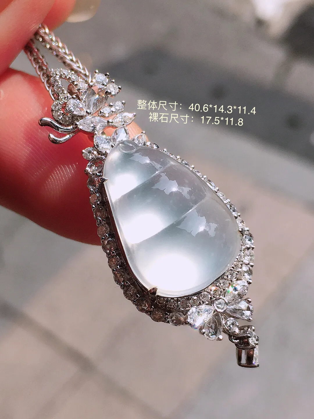 玻璃种福豆吊坠，玉质细腻，荧光感超
强，饱满圆润，气质满满。18k
金豪华镶嵌