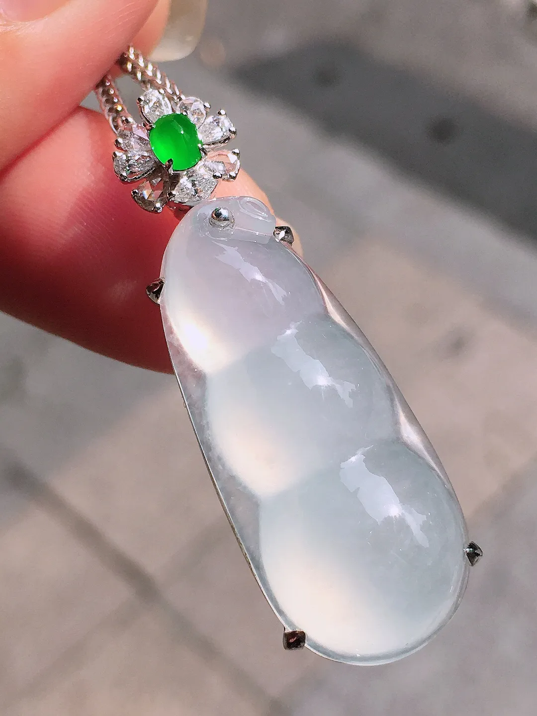 冰种福豆吊坠，玉质细腻，荧光感超
强，饱满圆润，气质满满。18k
金豪华镶嵌