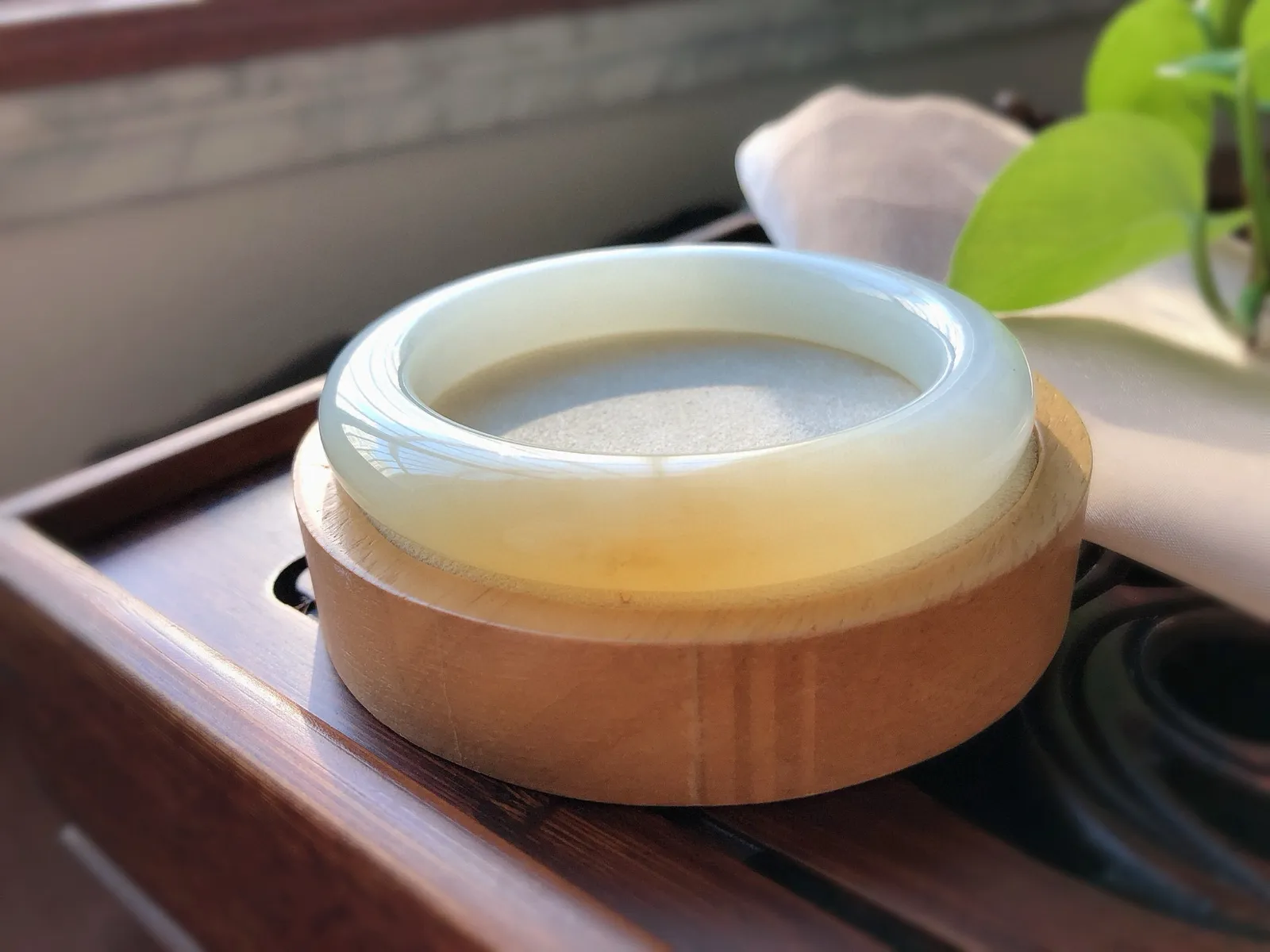 圈口58.2 美镯到一口糖[鼓掌] 天然和田玉糖白玉镯，老坑料 尺寸12.8*10.5   脂粉细腻，料子油润，过度自然，收藏精品！