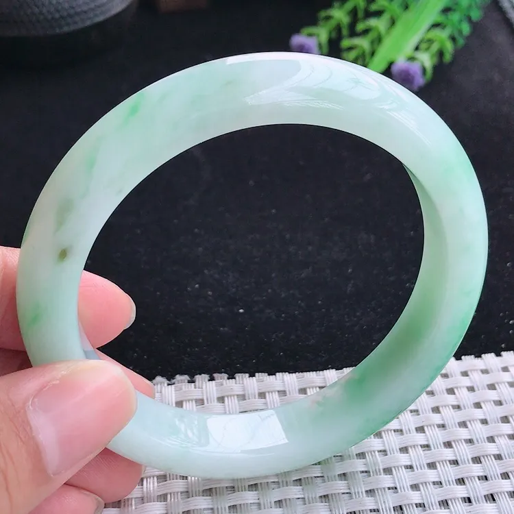 自然光61/12.2/9老坑精美冰润飘阳绿手镯翡翠玉镯大圈口美人镯