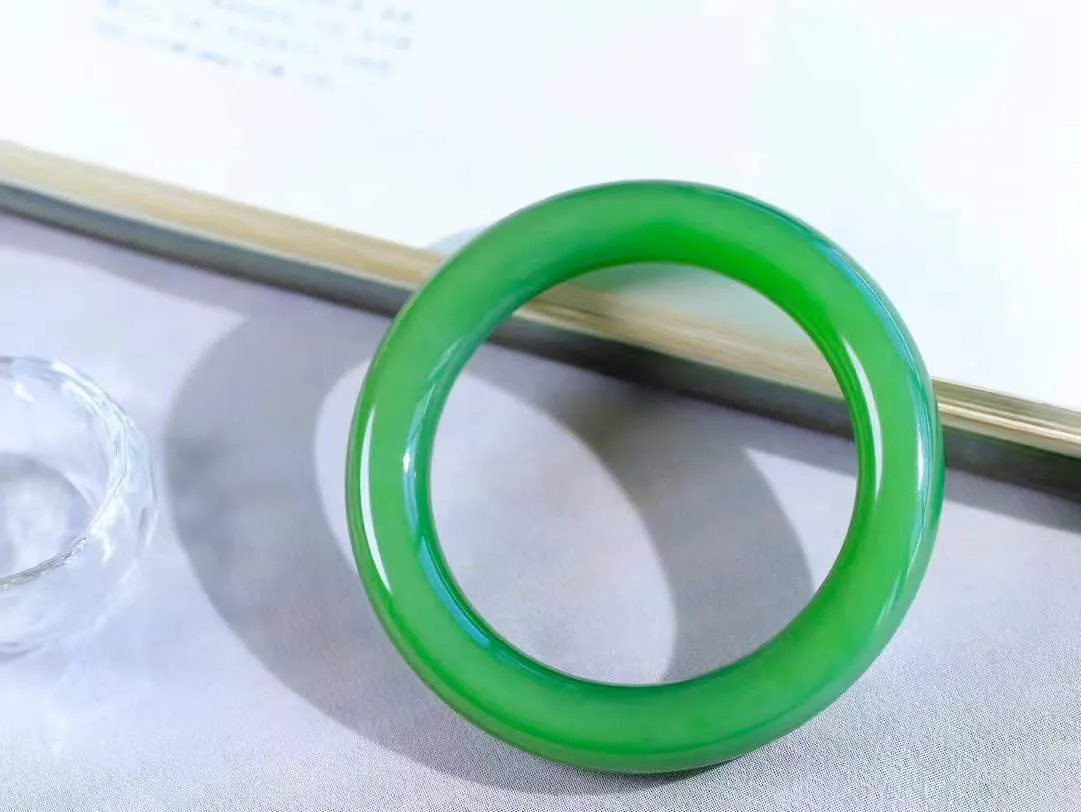 【碧波流转·手镯】

收藏传家级臻品️和田玉碧玉猫眼圆条手镯，玉质细腻温润，手感舒适，️线条流畅，简约大气，美自天成，佩戴于腕间，婉约之美，举手投足间透出那份低调奢华，醉人心扉。
重56克 内径圈口53.5mm尺寸10.8-10.9mm  FDA-1370300